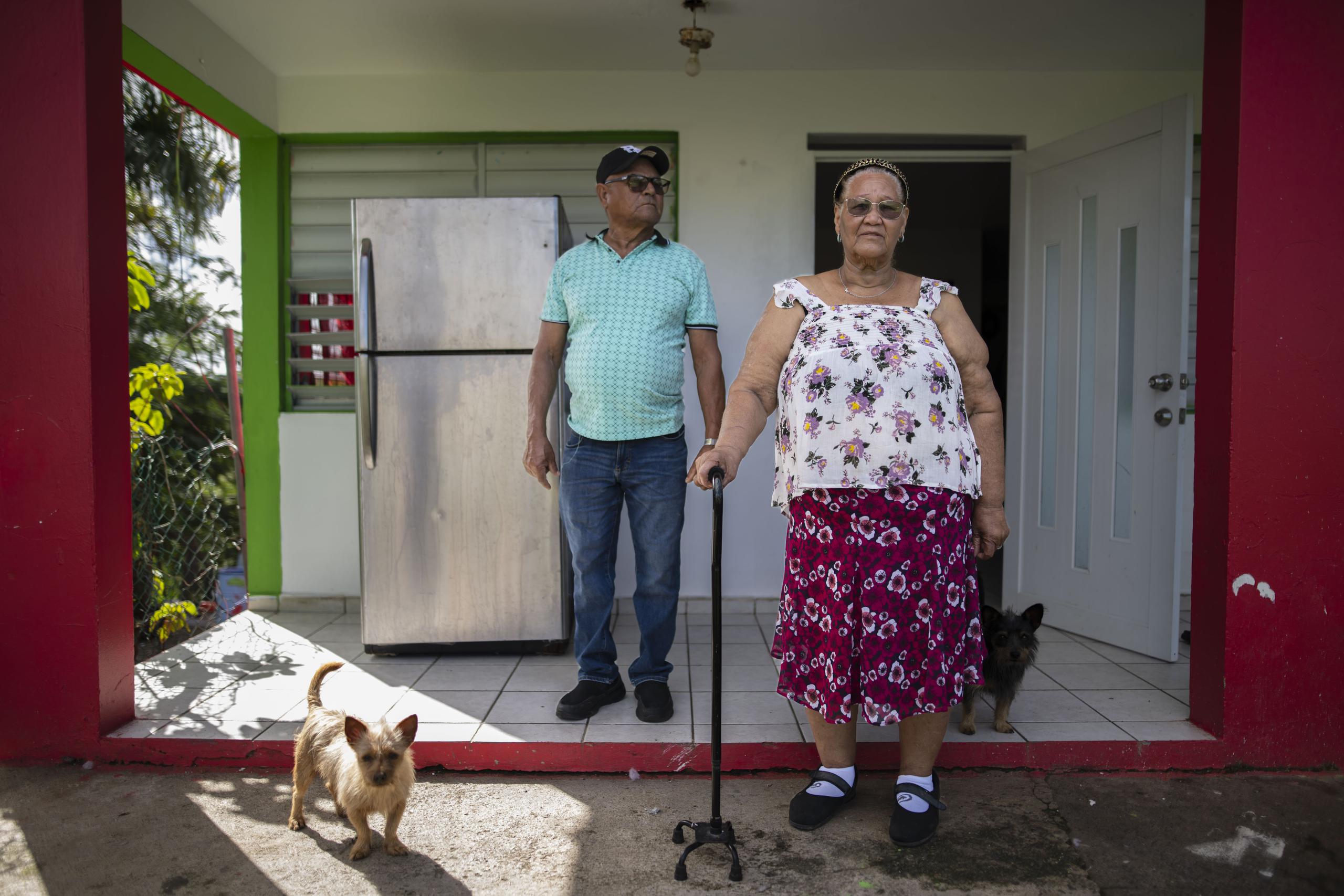 Alejandro Castillo y Ana Padró viven de manera insegura en su casa de Carolina, afectada desde el paso del huracán María.