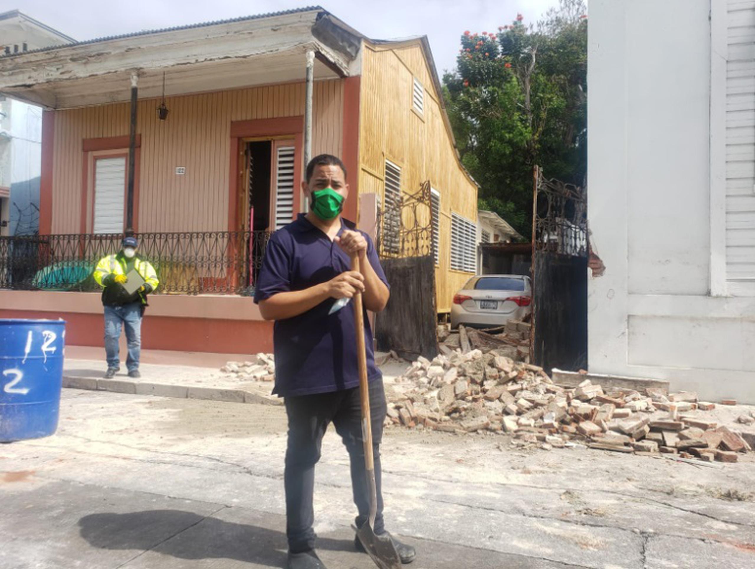 Edwin Torres Rodríguez, quien vive con su abuela, indicó que el municipio enviaría el equipo para recoger los escombros.