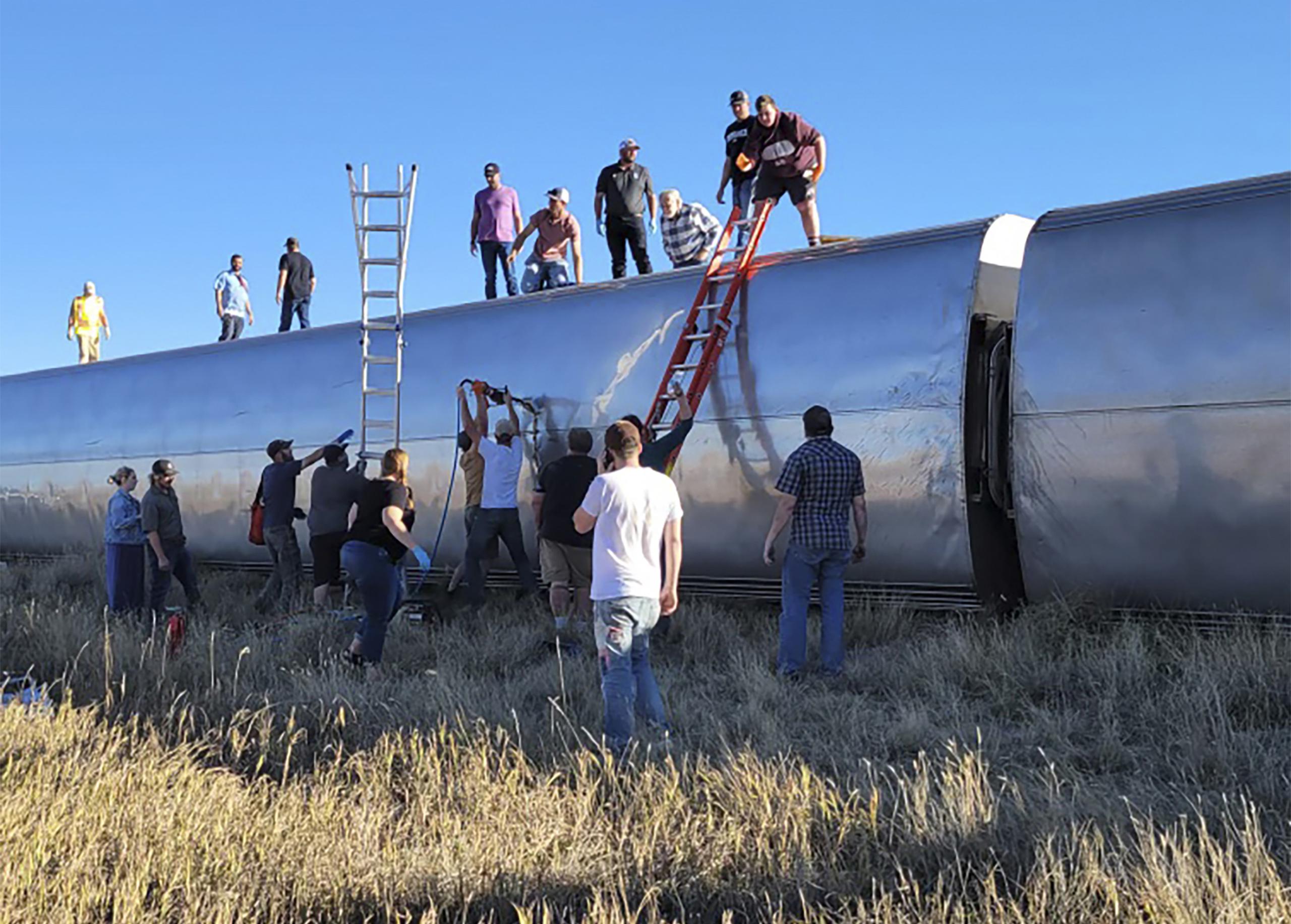 Varias personas trabajan en el lugar donde se descarriló un tren de Amtrak en el centro norte de Montana.