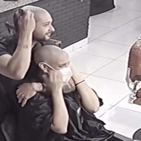 Barbero se rapa la cabeza ante llanto de mujer con cáncer