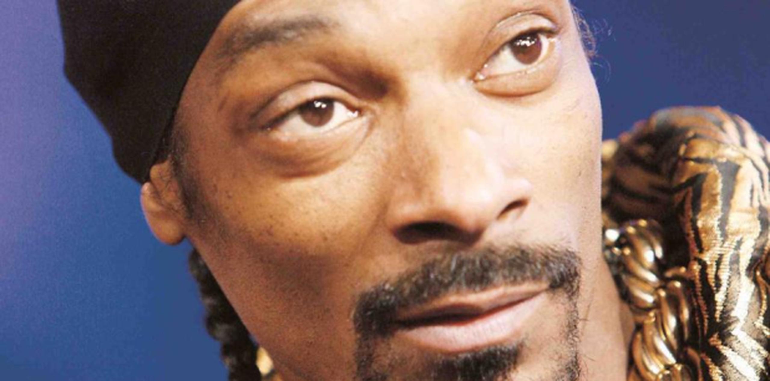 Snoop Dogg interpreta el tema Could You Be Loved del legendario intérprete de reggae Bob Marley. (Archivo)
