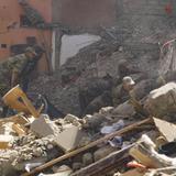 Video: Rescatan una niña con vida de entre los escombros en Marruecos