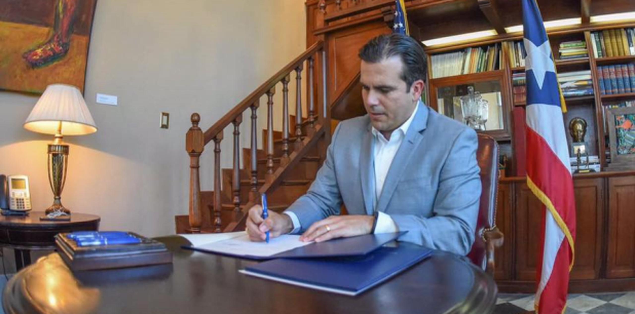 Ricardo Rosselló, gobernador de Puerto Rico, firmado los proyectos de ley. (Facebook)