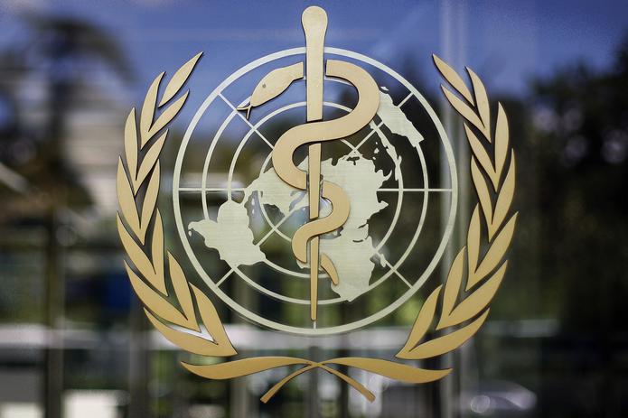 Logo de la Organización Mundial de la Salud en la sede del organismo en Ginebra, Suiza.
