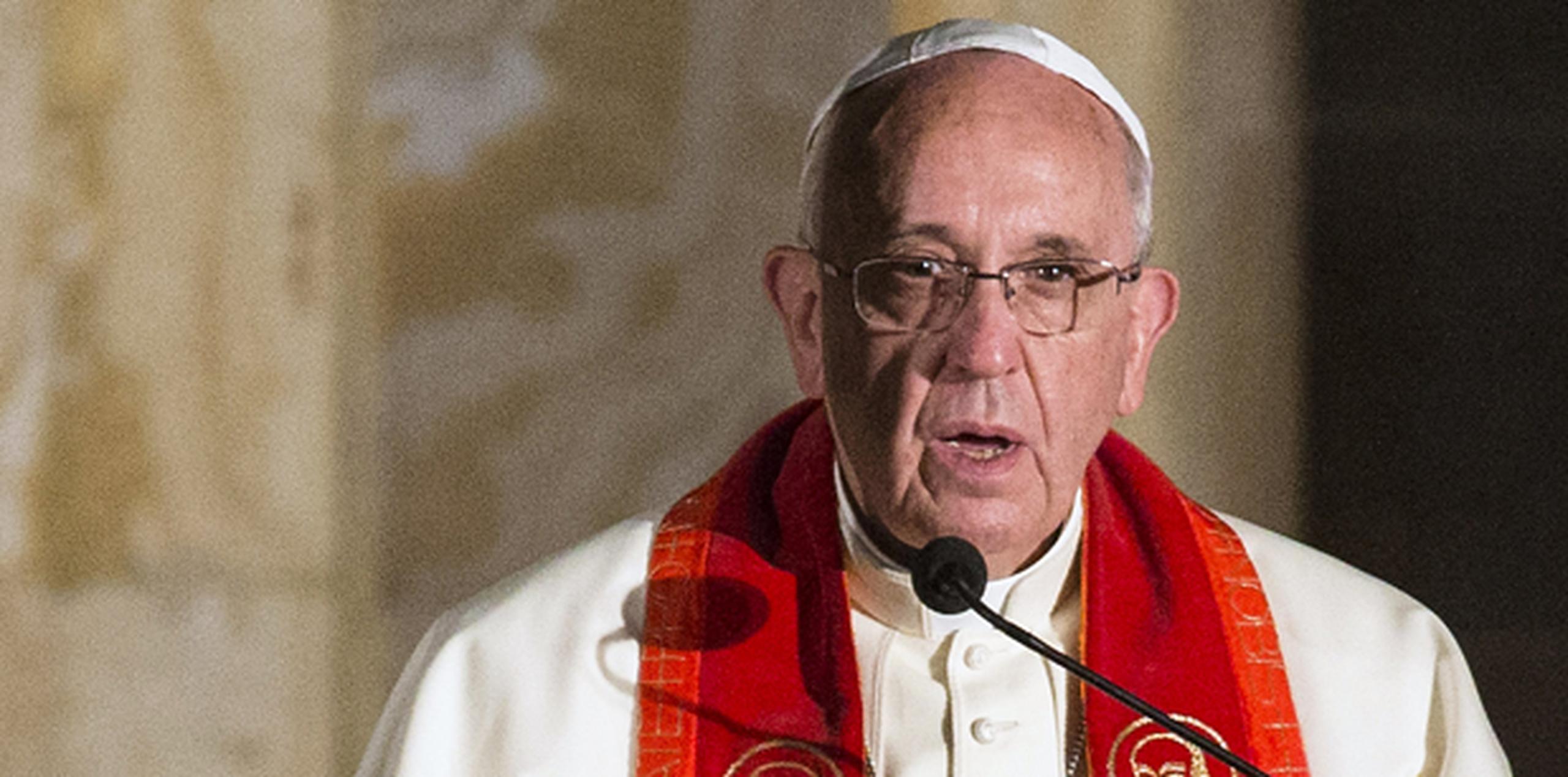 Bergoglio hizo una vez más una alusión a un asunto polémico a preguntas de la prensa y no mediante declaración formal. (AP)