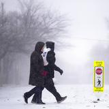 Miles sin luz y sin poder viajar por “inmensa” tormenta invernal en Estados Unidos