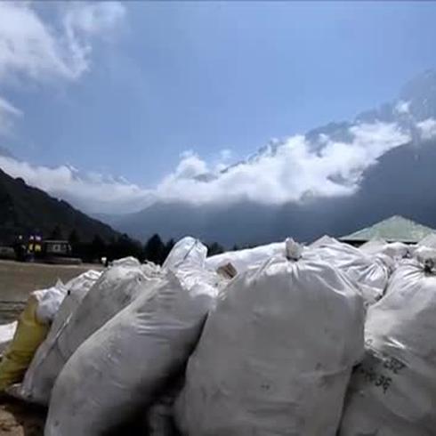 Encuentran cuatro cádaveres y varias toneladas de basura en el Everest