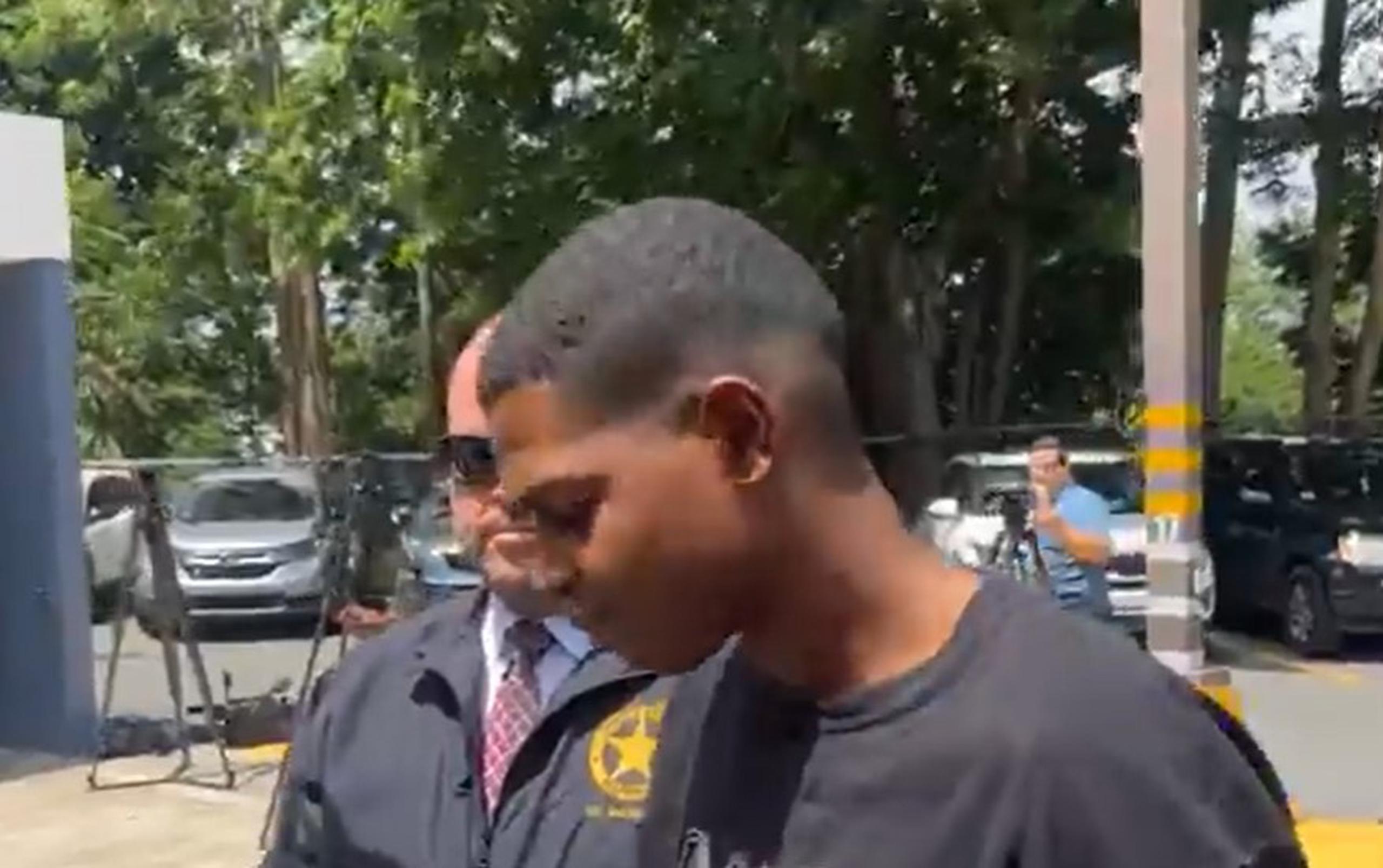 Santiago Apolinar Rondón a su llegada al cuartel general de la Policía en Hato Rey.