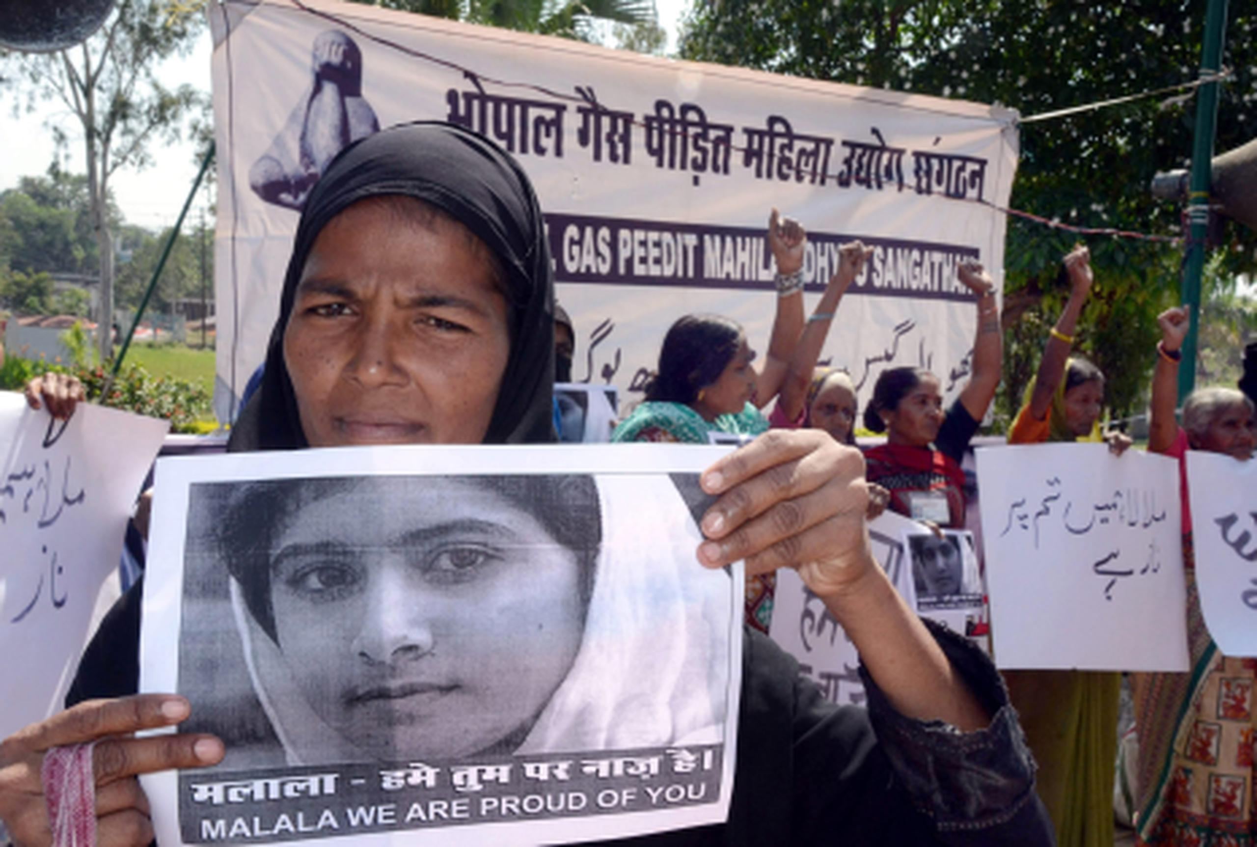 Una de los supervivientes de la tragedia del gas de Bhopal se manifiesta en apoyo a la joven Yousufzai Malala en Bhopal, India. (EFE/Sanjeev Gupta)