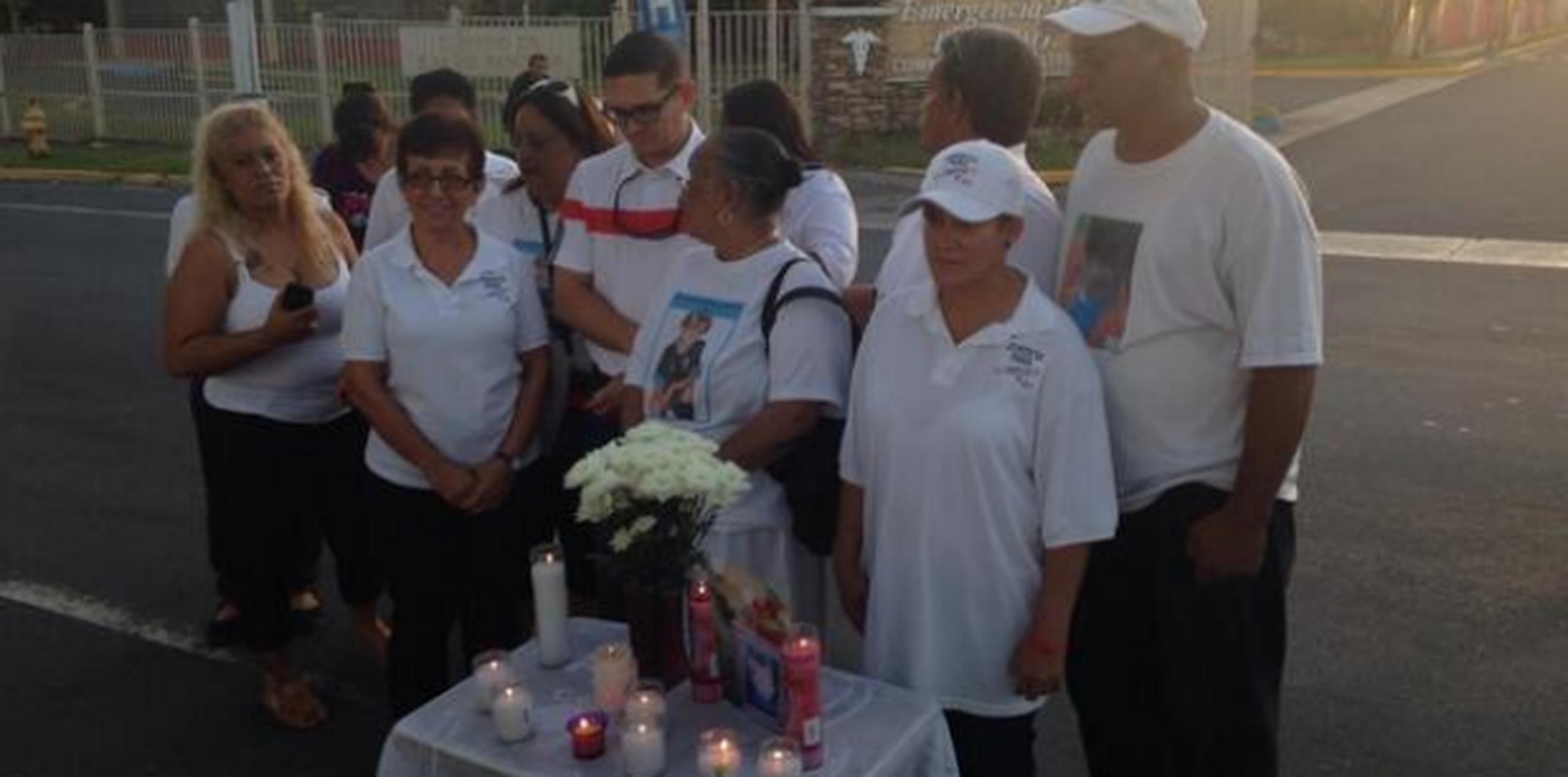 El grupo pidió en su oración que el o los responsables de la muerte de Lorenzo, sean enjuiciados. (jayson.vazquez@primerahora.com)