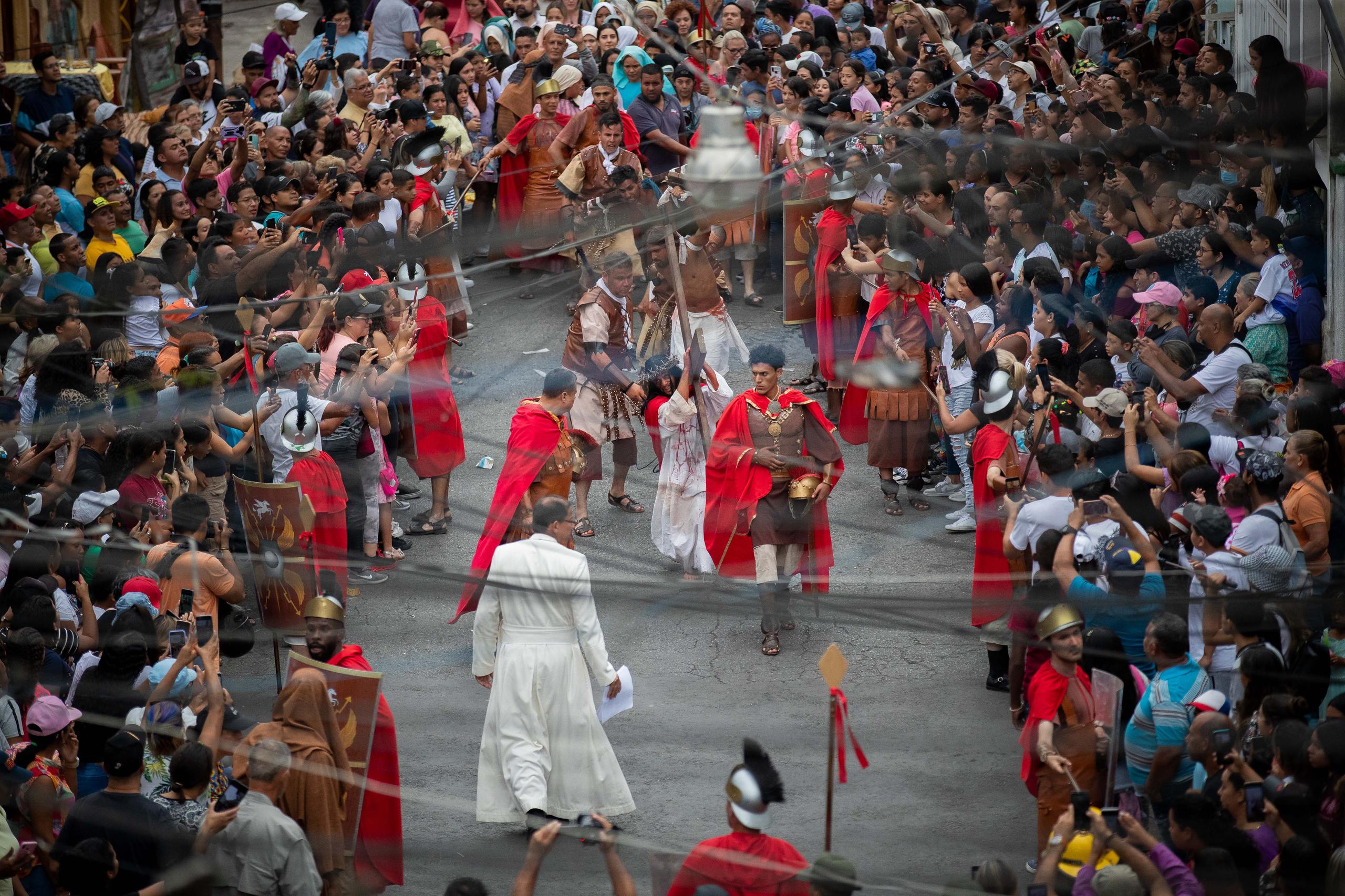 Las procesiones inspiradas en el viacrucis que vivió Jesús camino al calvario, no faltan en algunas de estas celebraciones.