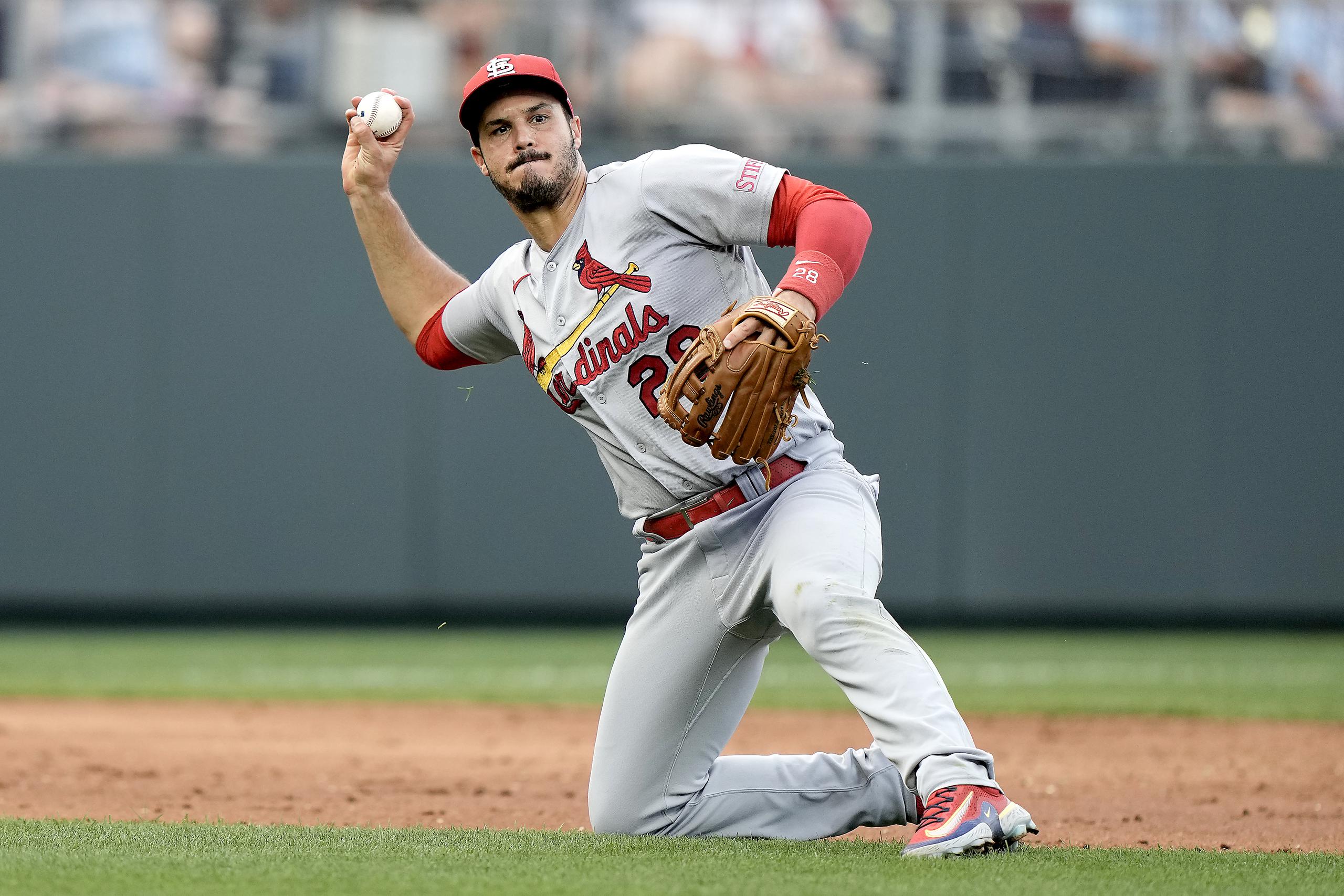 Nolan Arenado, de los Cardinals, se prepara para lanzar una bola a la primera base.