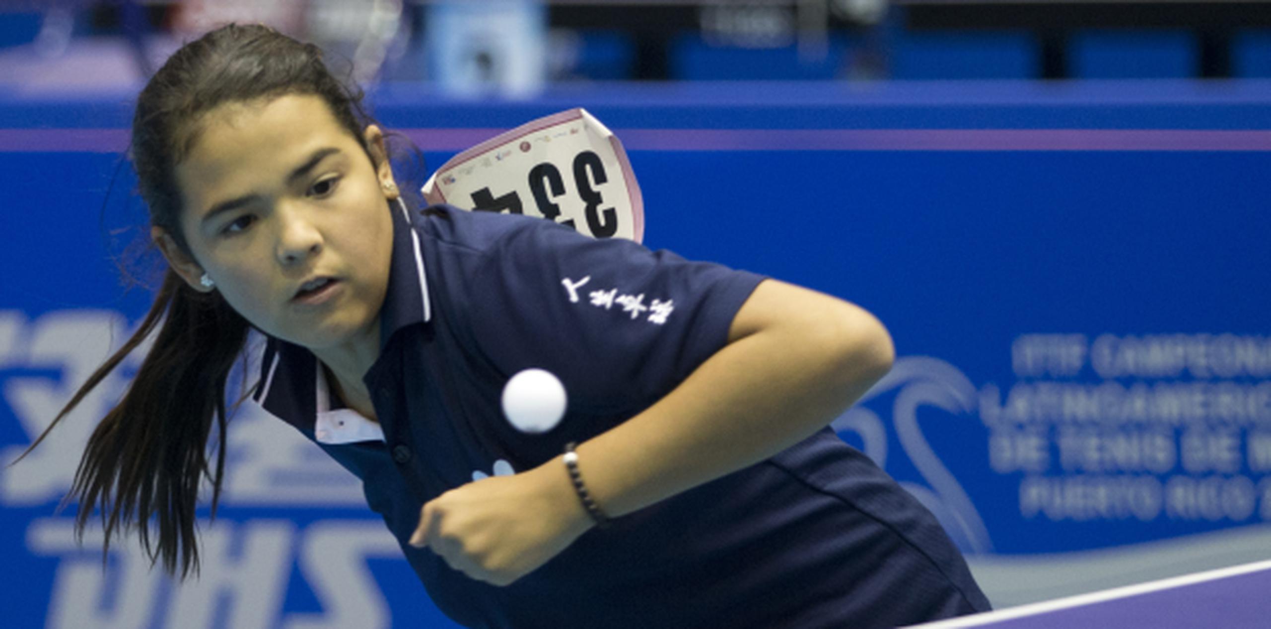 La jugadora de tenis de mesa Adriana Díaz, de 15 años de edad, será la mujer más joven en la historia en participar en una olimpiada. (Archivo)