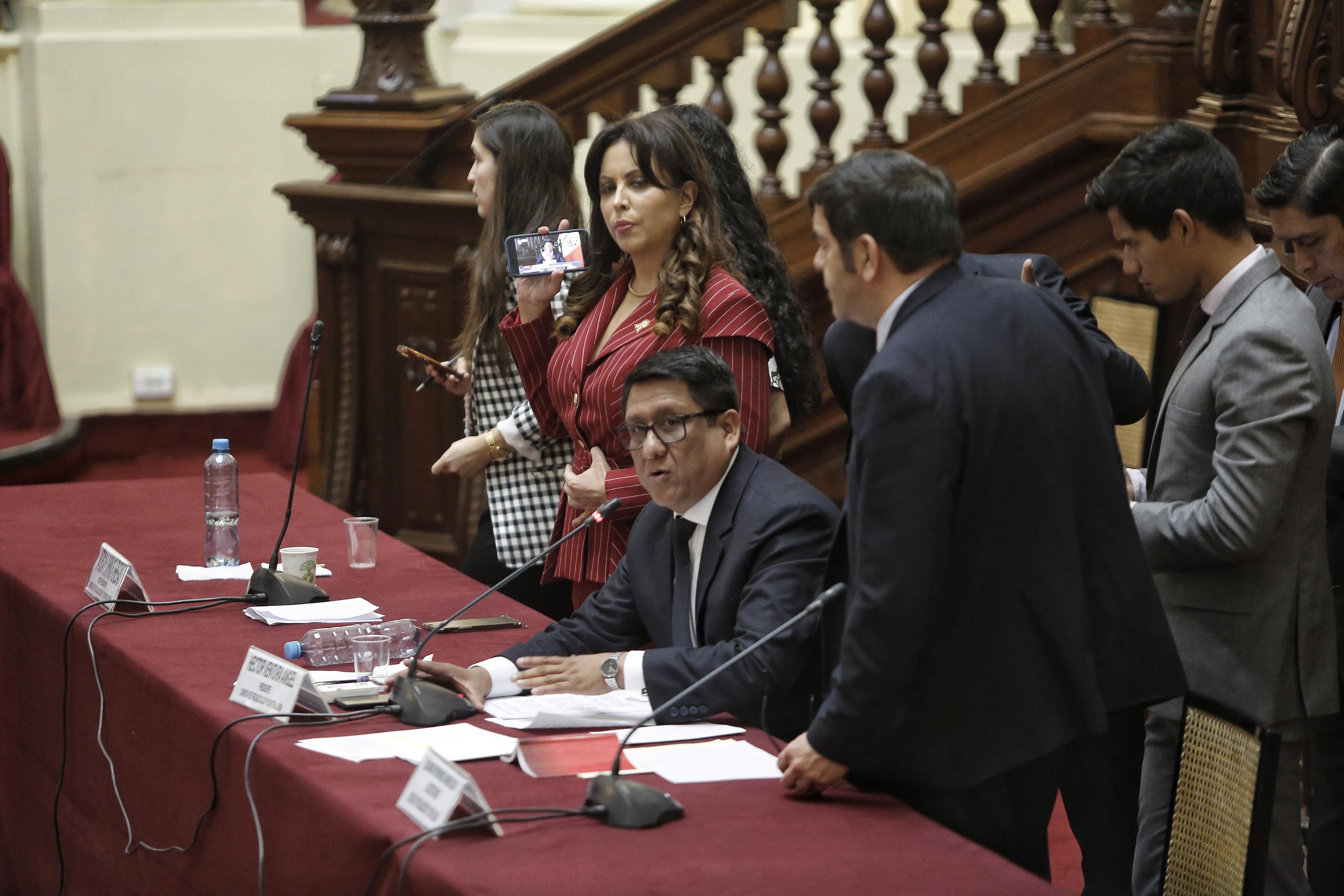 Diputados permanecen al interior del Congreso luego del anuncio del presidente de Perú, Pedro Castillo, de la disolución del Parlamento y la conformación de un "gobierno de emergencia" en el país hoy, en Lima (Perú). EFE/Stringer
