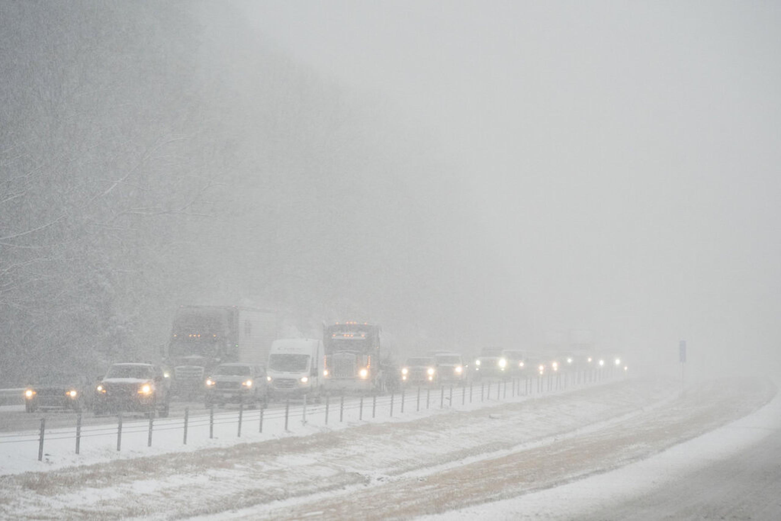 El tráfico a lo largo de la Interestatal 40 atascado debido a las fuertes nevadas en Nashville, Tennessee, el 6 de enero de 2022.