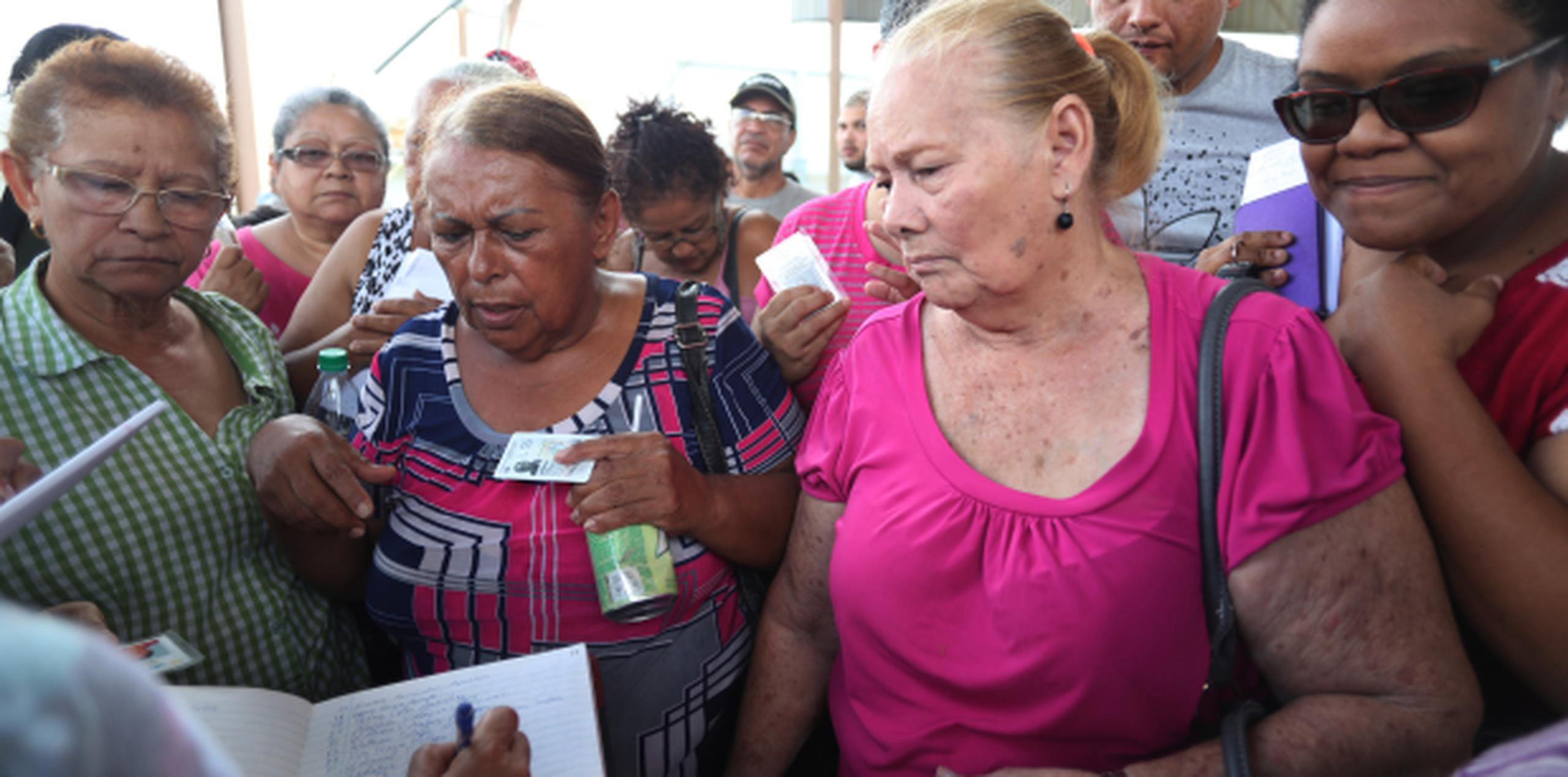 Más de 300 residentes en Las Piedras acudieron a la cancha del barrio Montones a solicitar la ayuda. (vanessa.serra@gfrmedia.com)