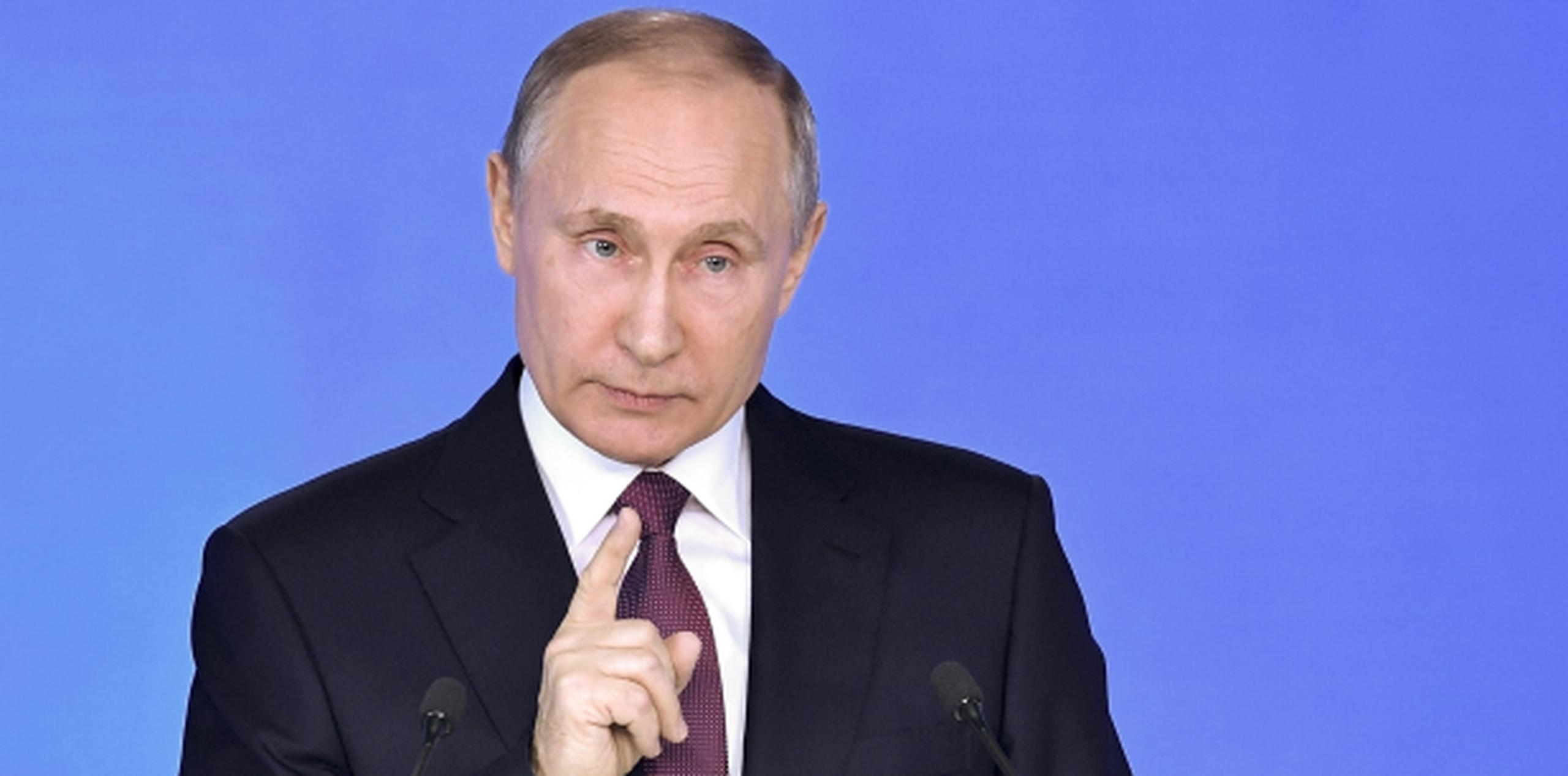Putin en un salón del Kremlin lanza unos pases con el balón al presidente de la FIFA, Gianni Infantino. (AP)