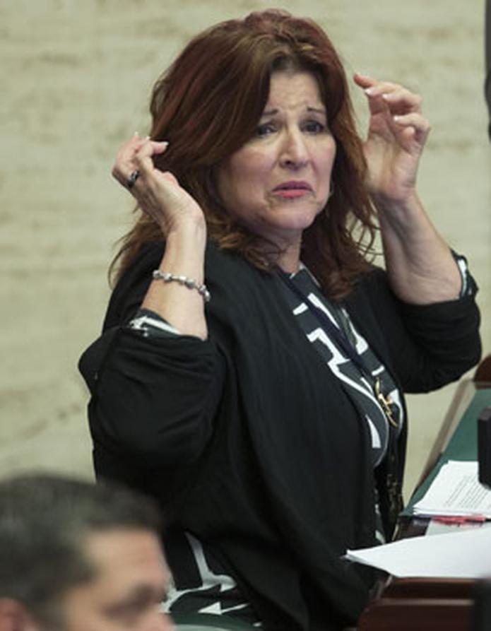 En la foto, la legisladora parece estar asustada y con las manos en la cabeza. (teresa.canino@gfrmedia.com)