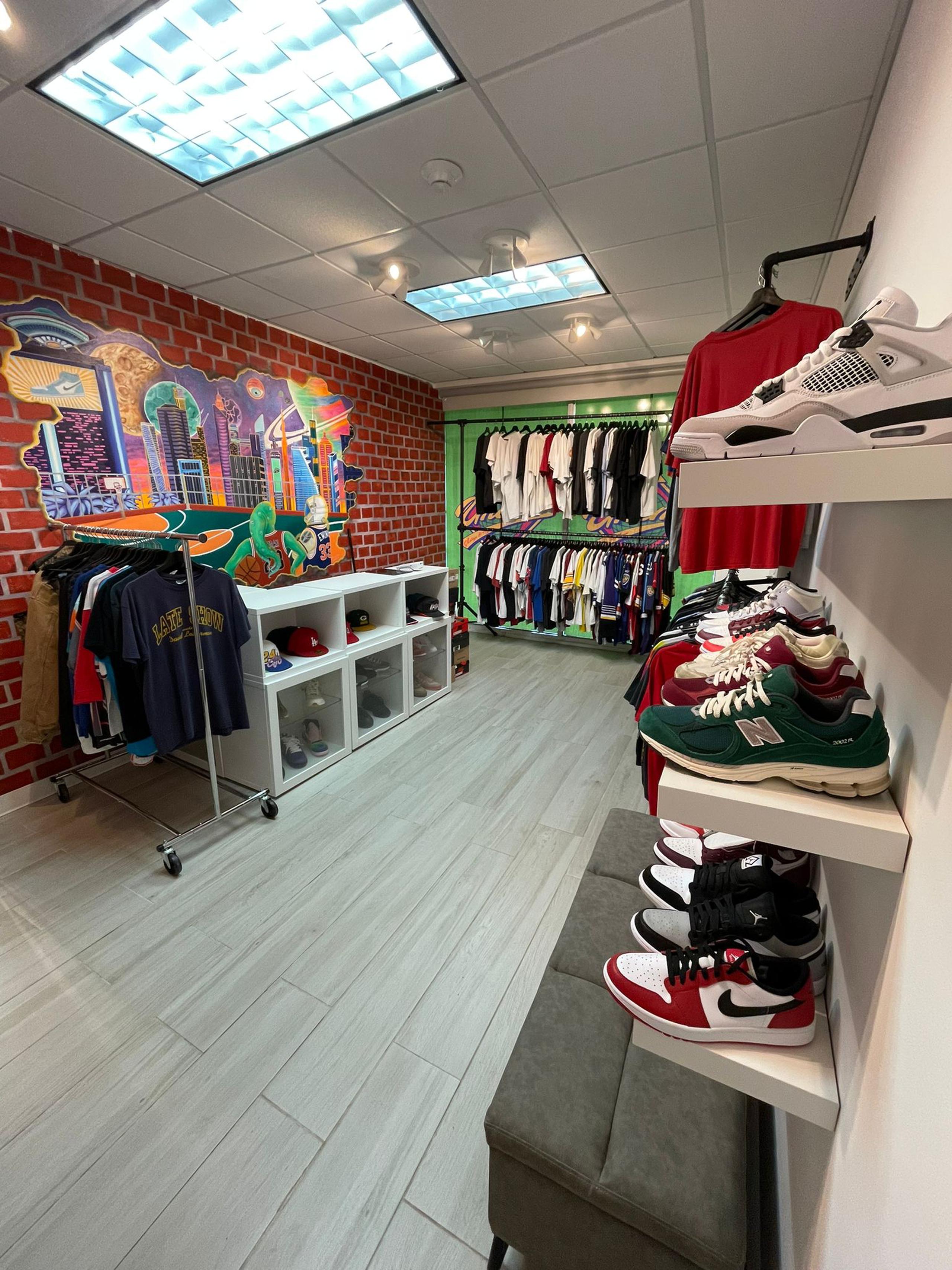 La tienda Uncommon está localizada en la avenida Luis Muñoz Rivera #988, en San Juan y su mercancía también puede apreciarse en su página de Instagram @uncommon.pr