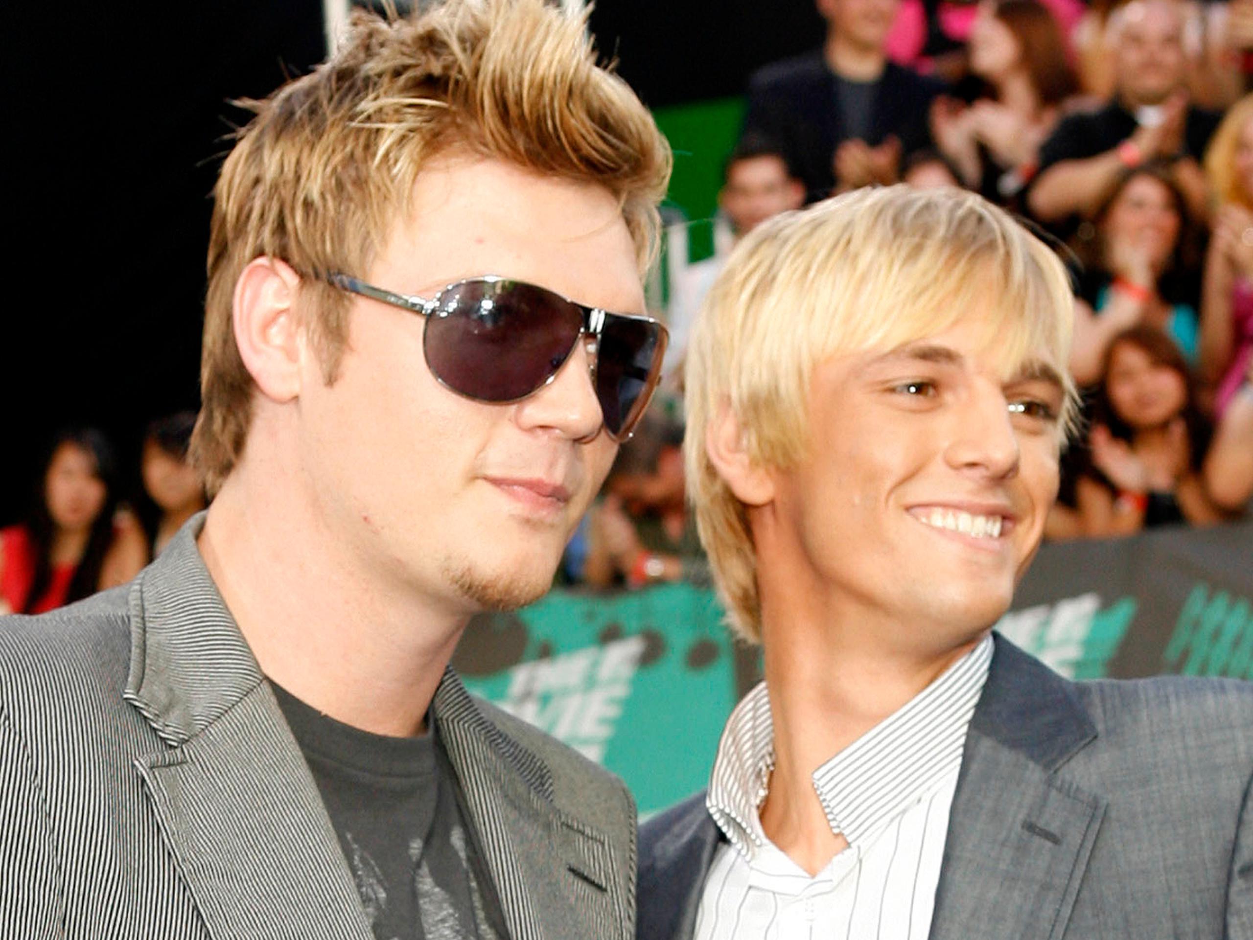 Nick Carter, a la izquierda, junto a su hermano Aaron Carter durante la alfombra roja de los MTV Movie Awards del 2006.