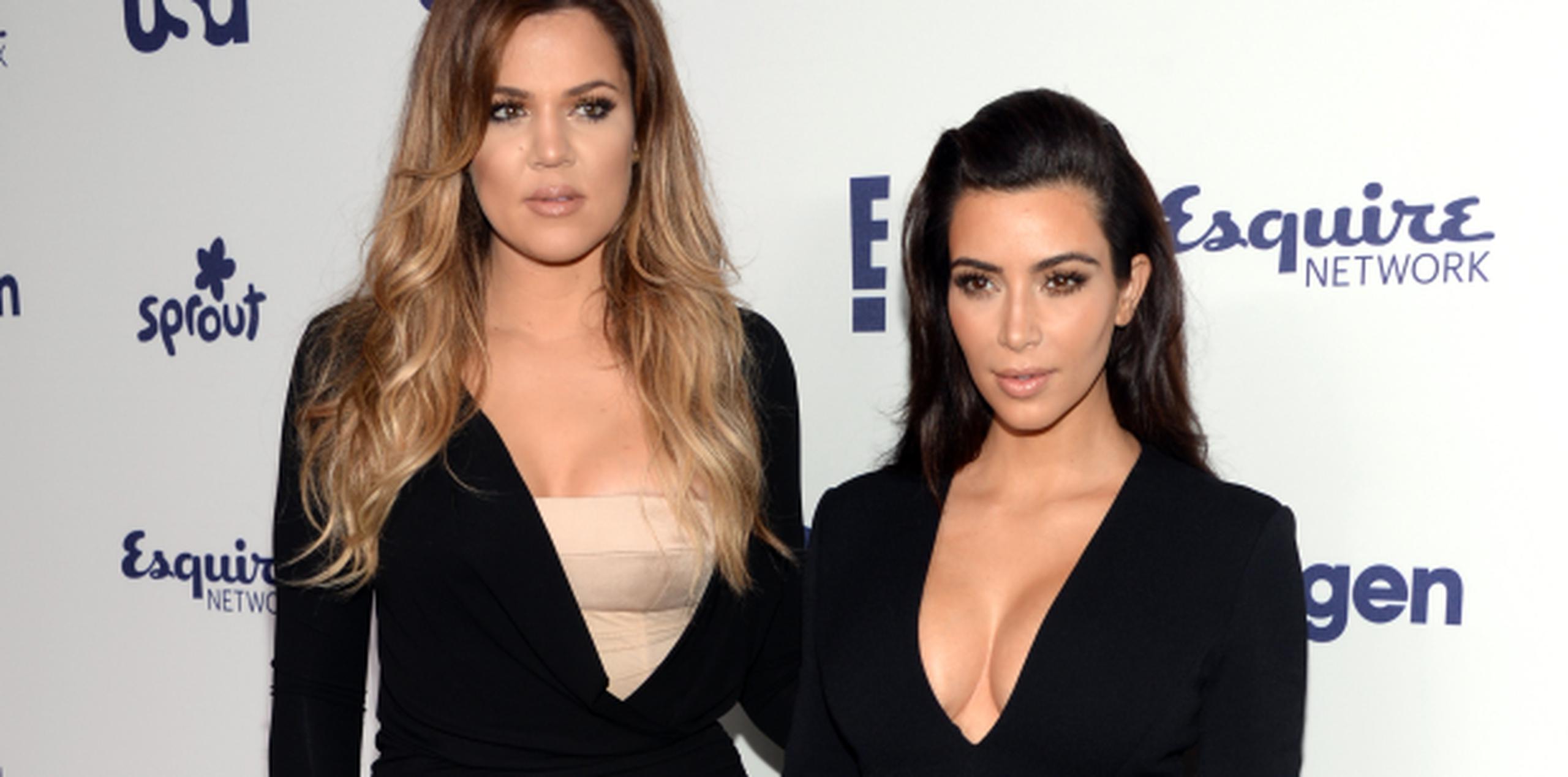 El publicista de Kim Kardashian dijo el sábado por la tarde que las hermanas "están bien". En la foto, a la izquierda Khloe y Kim. (AP)