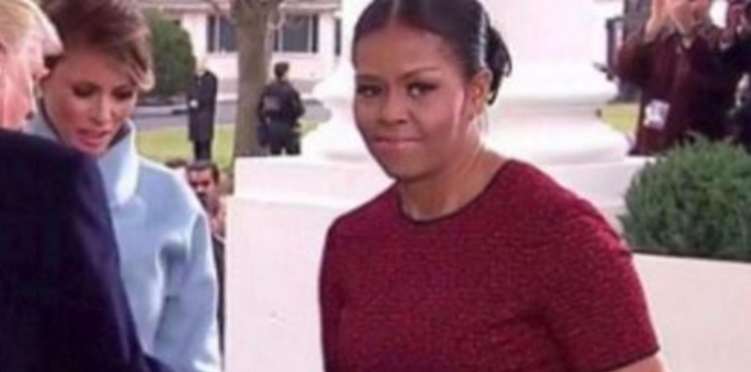 Michelle Obama no encontró a quién encargar el obsequio y su cara demostró su incomodidad.  (Twitter)