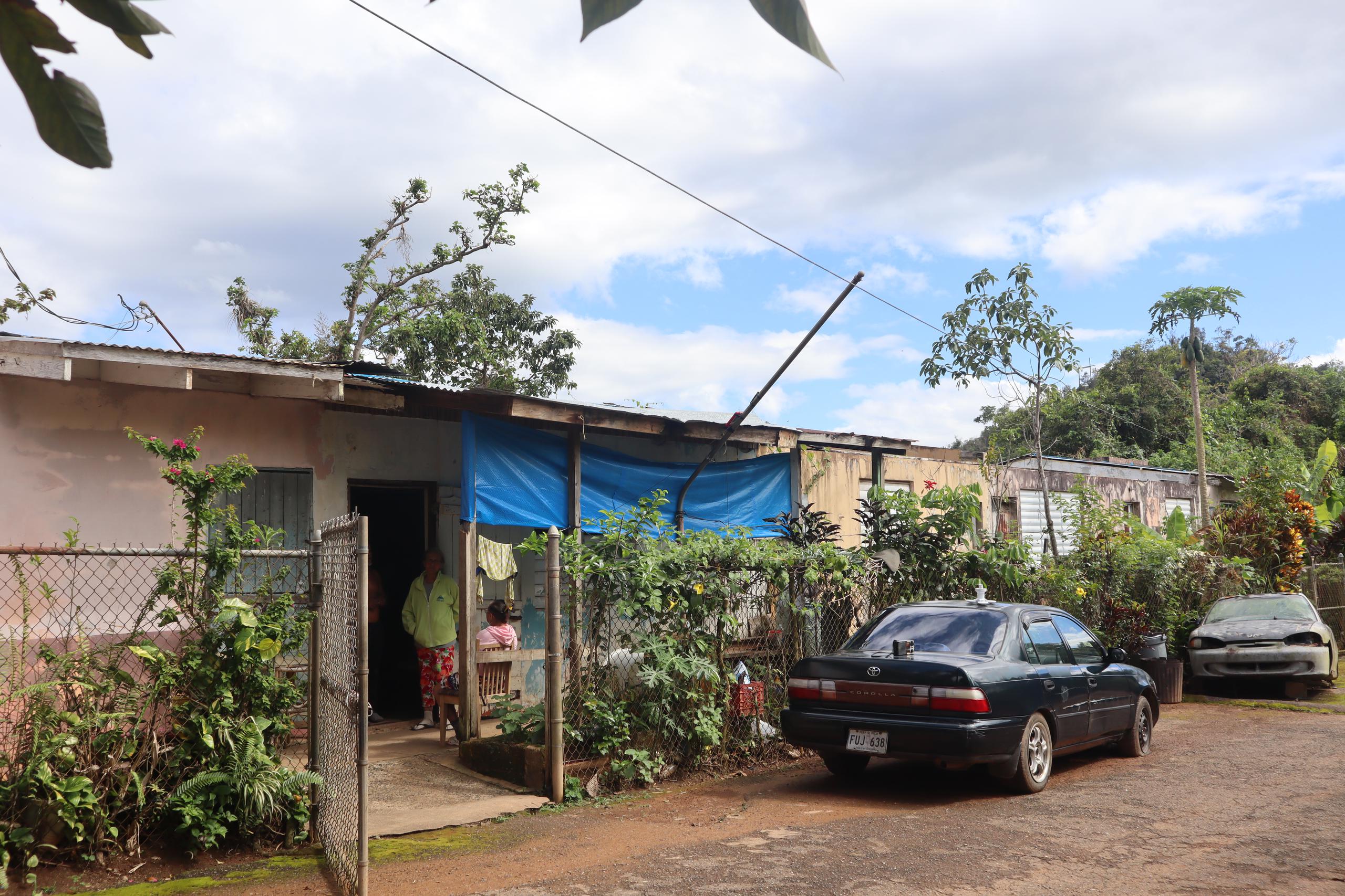 La familia vive en la vieja escuela en Indiera Alta, en Maricao, desde el 1998.