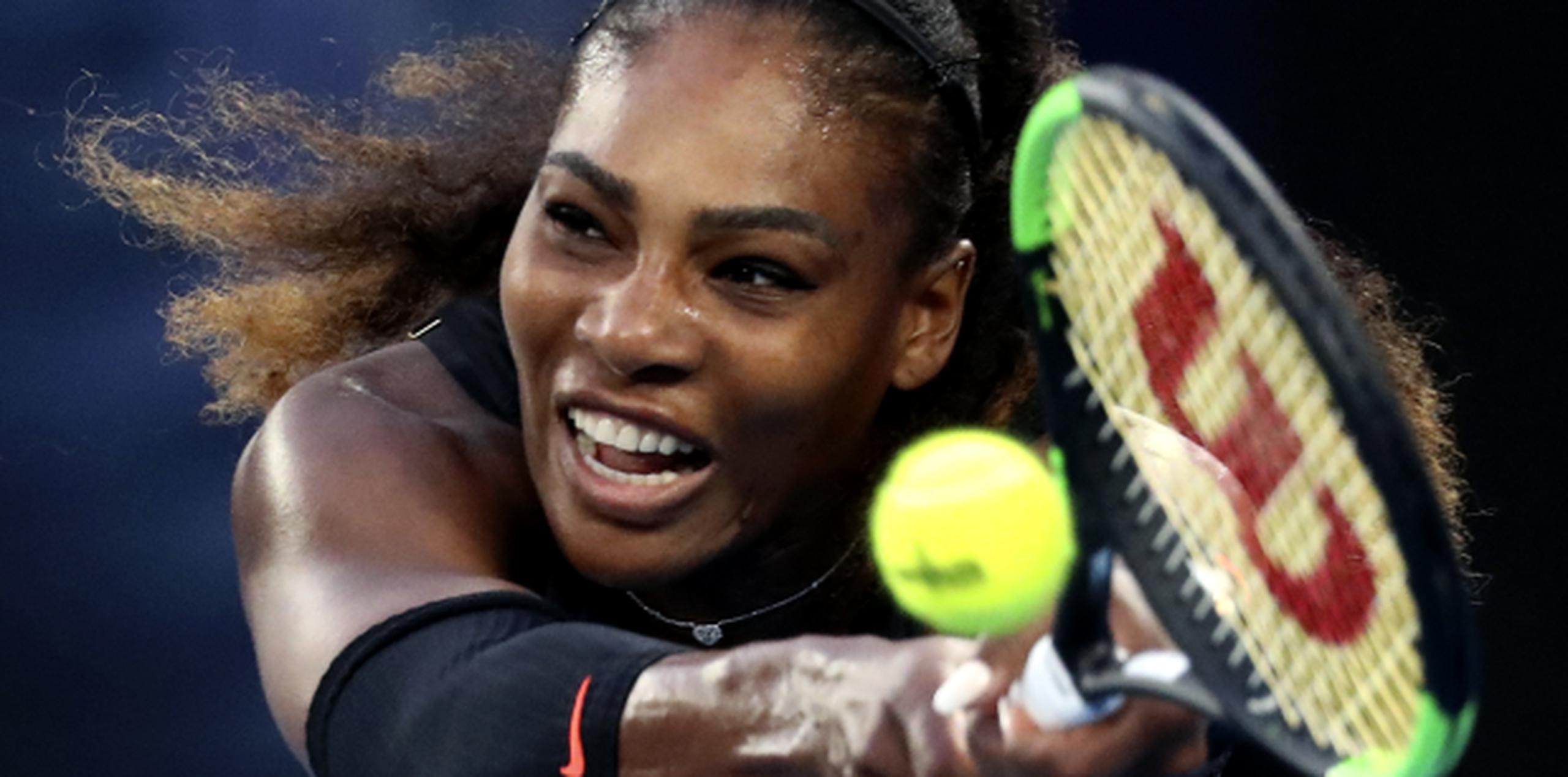En esta foto del 28 de enero de 2017, Serena Williams devuelve un tiro ante su hermana Venus en la final del Abierto de Australia en Melbourne. (Archivo AP)