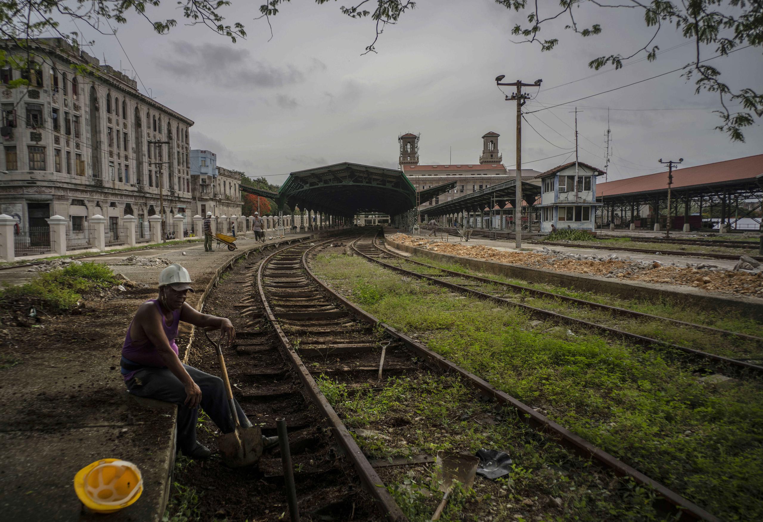 Un trabajador se toma un descanso en las vías de la Estación Central de Ferrocarriles, en La Habana, Cuba.