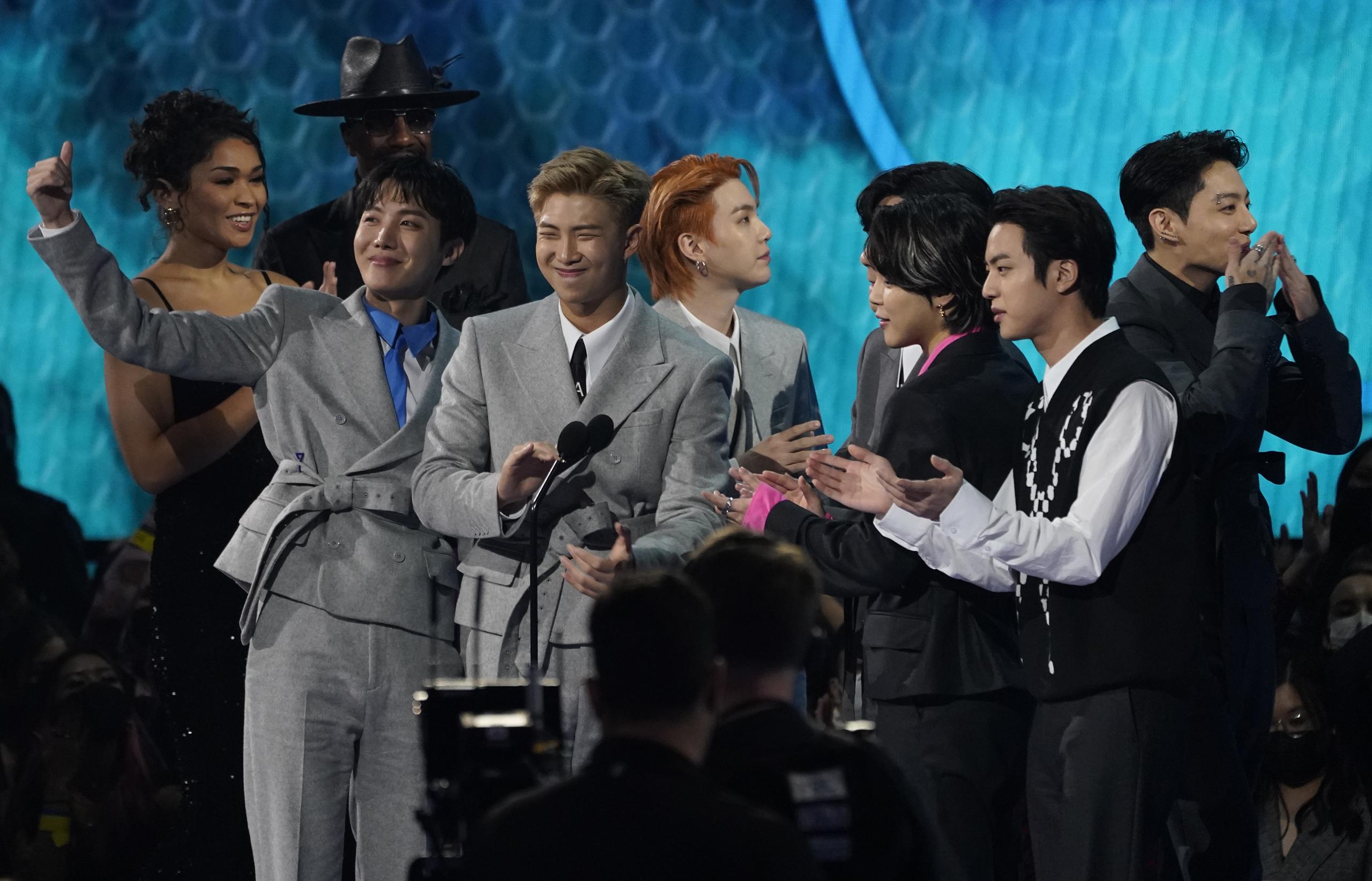 BTS ganó en tres renglones, incluido artista del año.