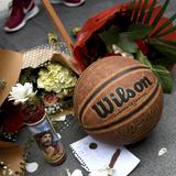 Fanáticos lloran la muerte de Kobe Bryant