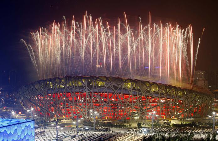 Se estima que tan solo la ceremonia de apertura de los Juegos de Pekín 2008 en el "Nido" tuvo un costo aproximado de $300 millones.