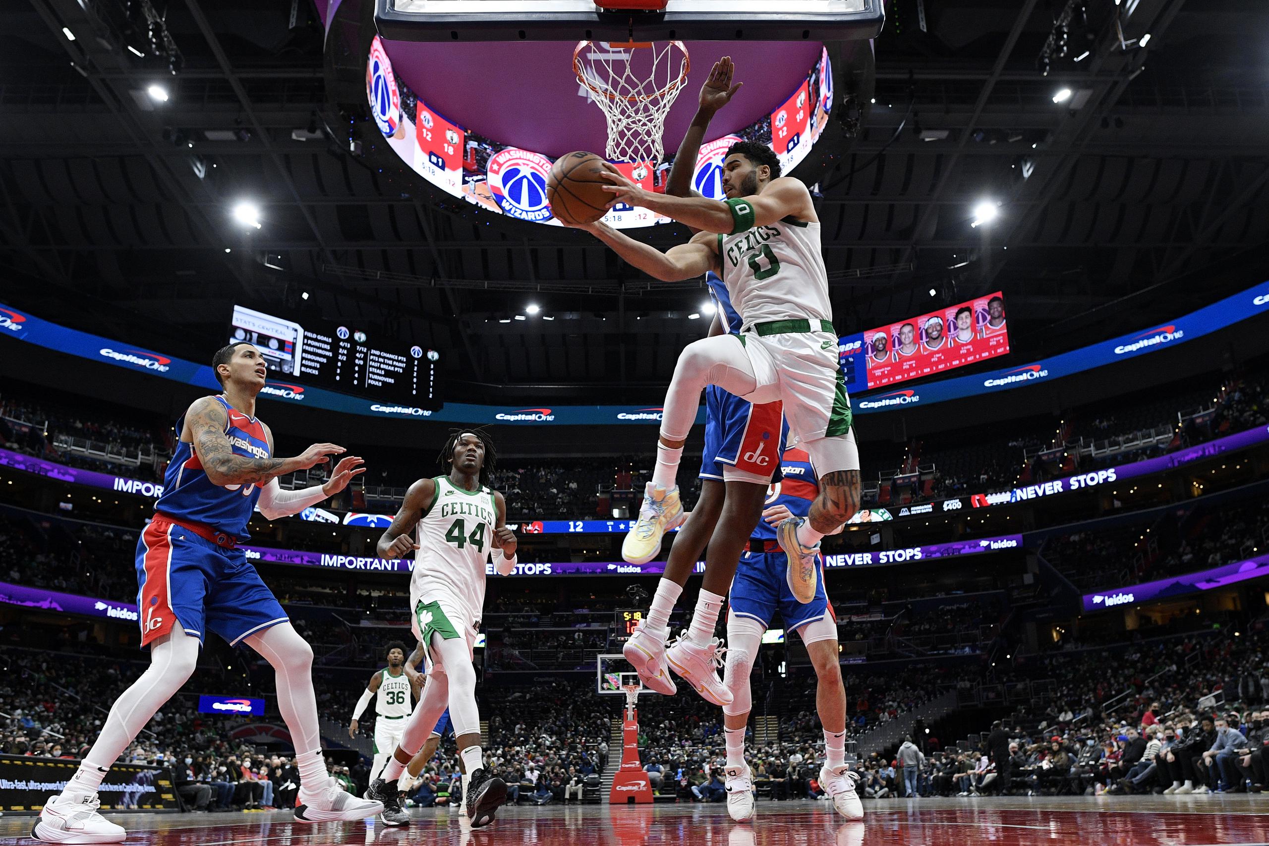 Jayson Tatum, alero de los Celtics de Boston, encesta en el partido ante los Wizards de Washington.