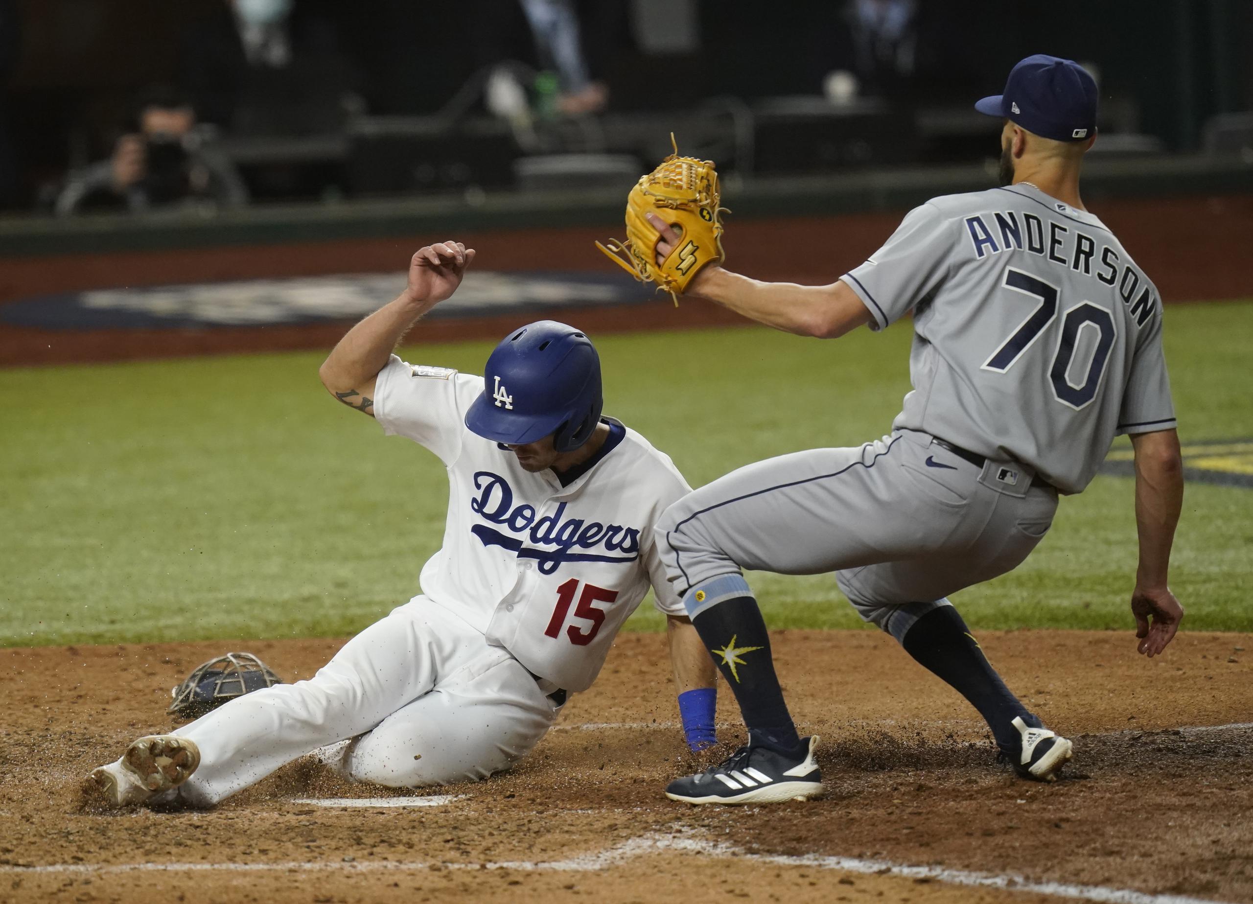 Austin Barnes, de los Dodgers de Los Ángeles, se desliza a salvo en el plato para nivelar el partido ante los Rays 1-1 luego de un lanzamiento salvaje del derecho de Tampa Bay, Austin Barnes.