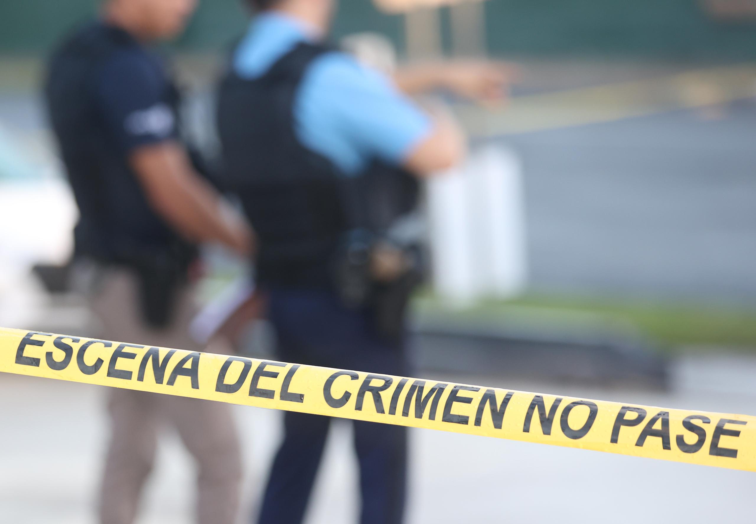La División de Homicidios de San Juan junto al fiscal de turno investigan la escena.