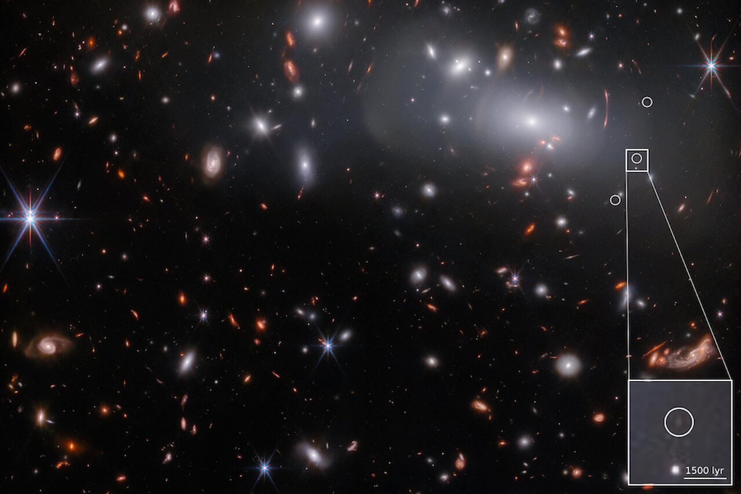 Imagen del telescopio espacial James Webb donde se localiza una pequeña galaxia nacida 500 millones de años después del Big Bang. EFE/ESA/Webb, NASA y CSA, P.Kelly
