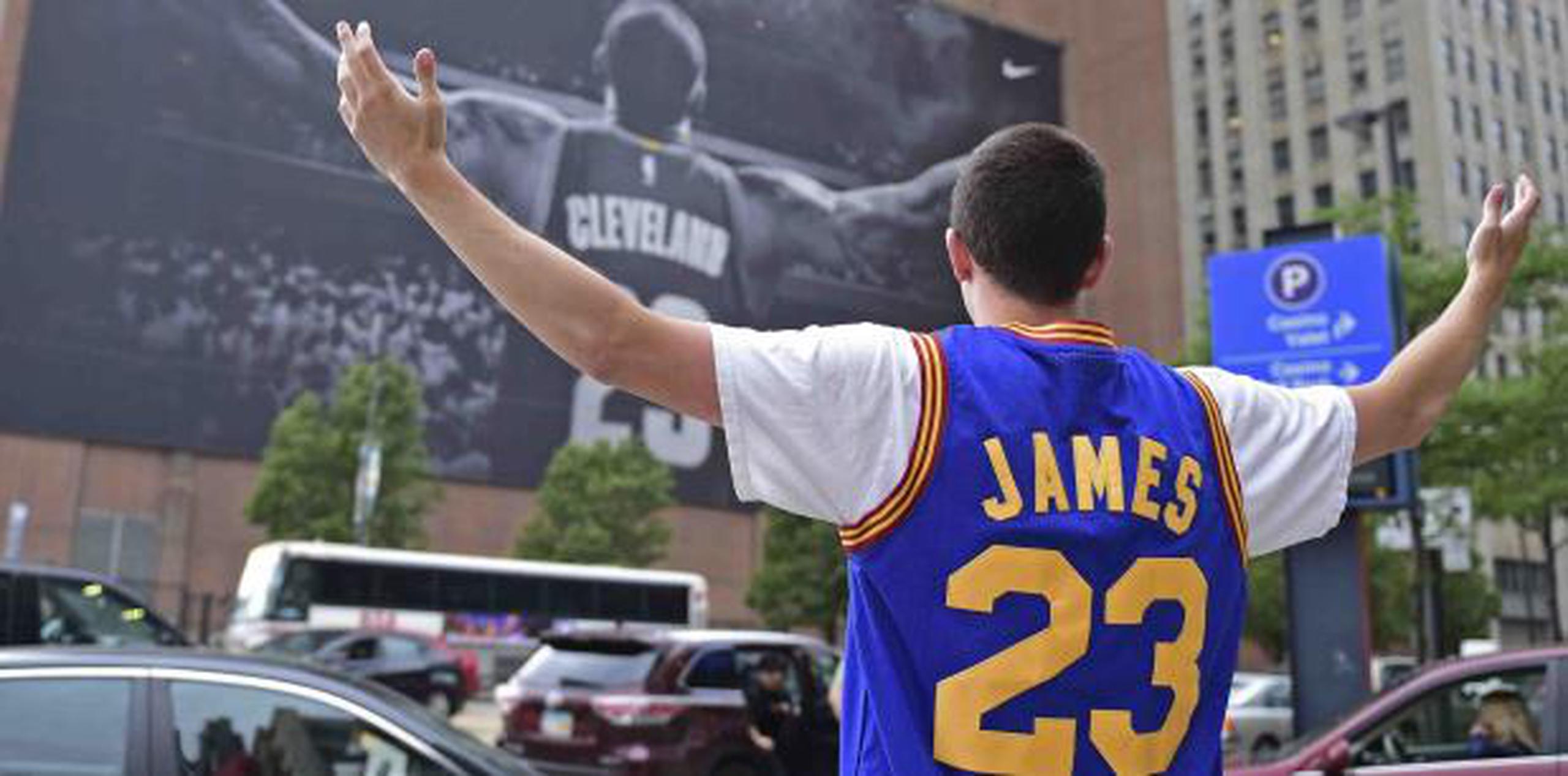 James anunció el domingo que llegó a un acuerdo de cuatro años y $154 millones para unirse a los Lakers de Los Ángeles. En Cleveland ya ayer comenzaron a bajar el icónico afiche de su imagen en la ciudad. (AP)