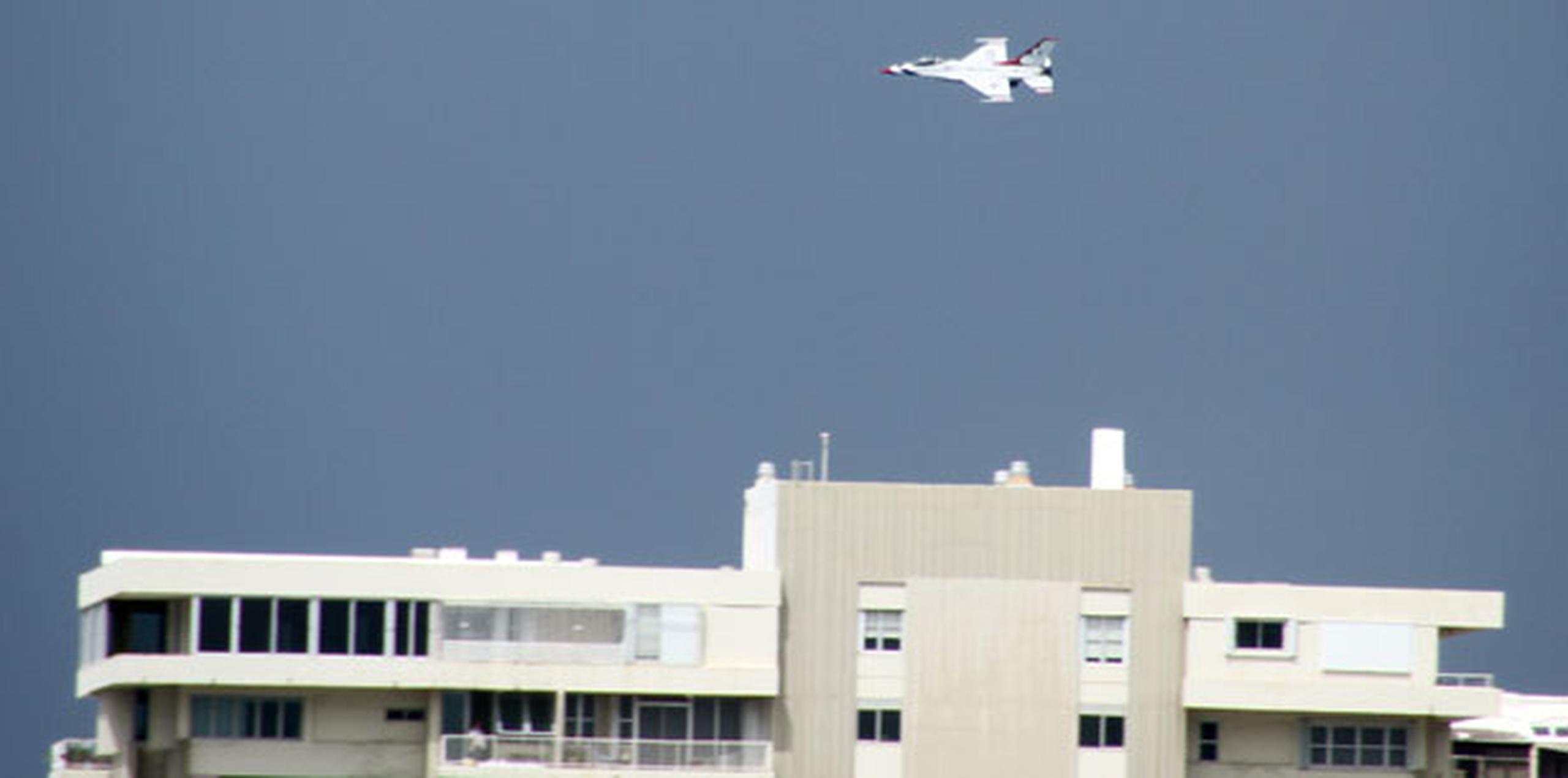 Es la segunda vez que los Thunderbirds F-16 participan de ejercicios en Puerto Rico. La ocasión anterior fue en el 2011 en Ceiba.(especial para primerahora.com/Ricardo Reyes)
