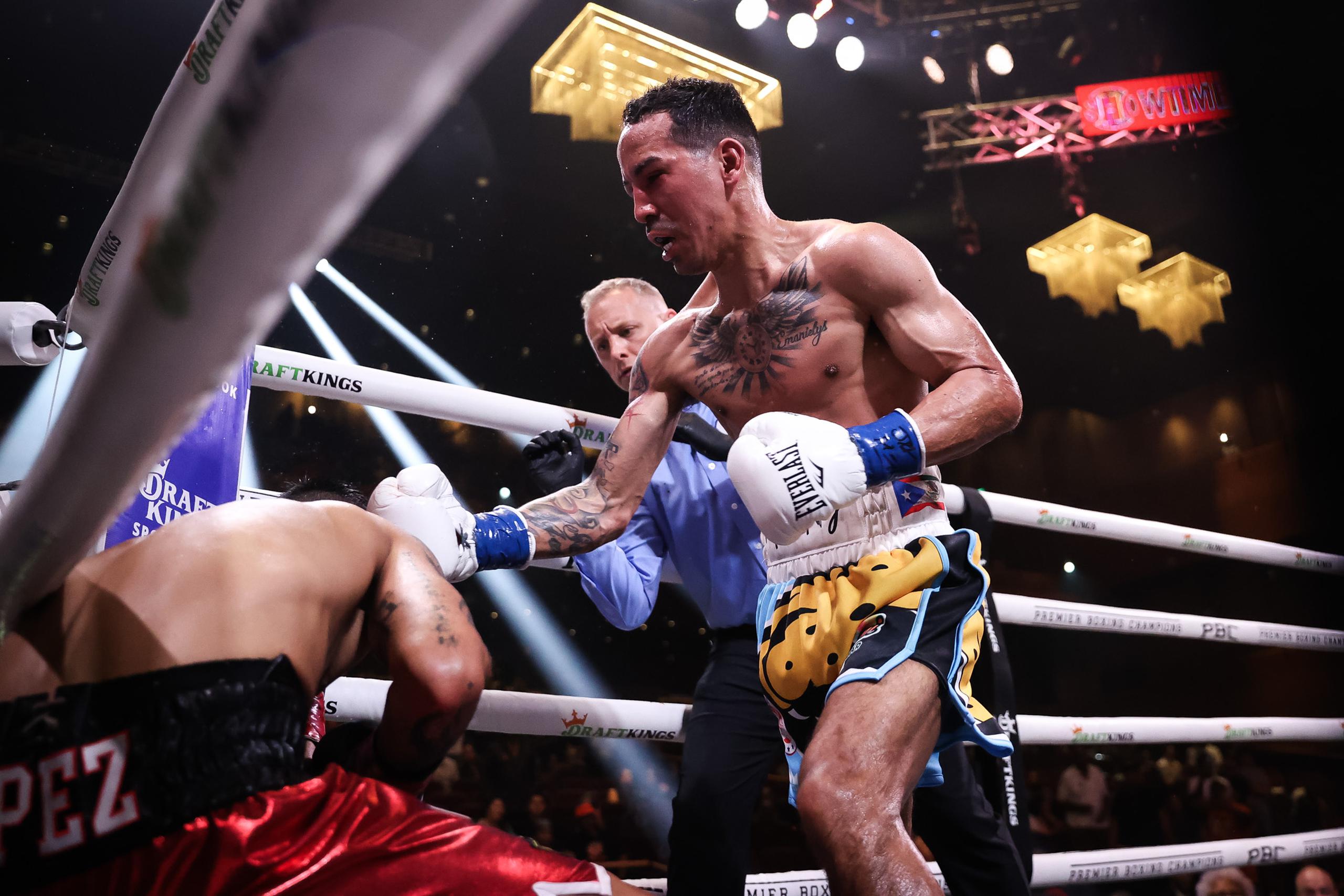 Manny Rodríguez derriba a su rival en el úttimo asalto de la pelea que ganó por decisión unánime.