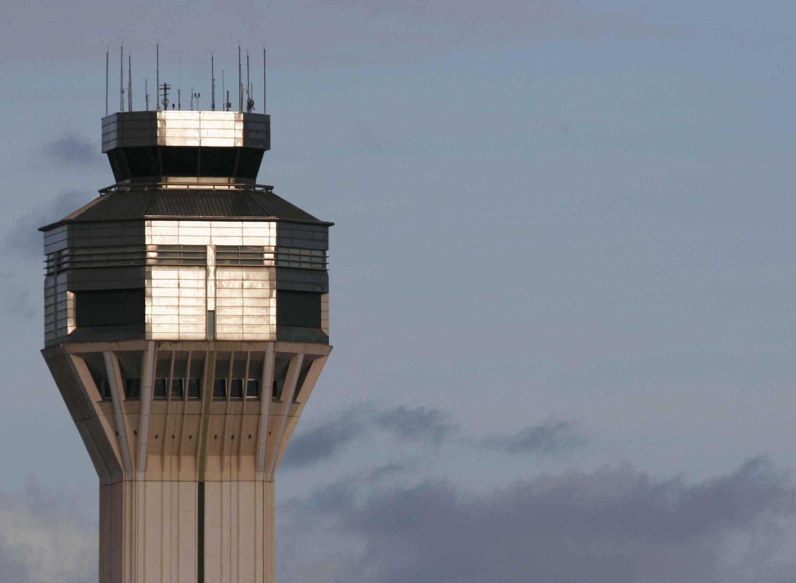 Torre de control del aeropuerto internacional Luis Muñoz Marín. (GFR Media)