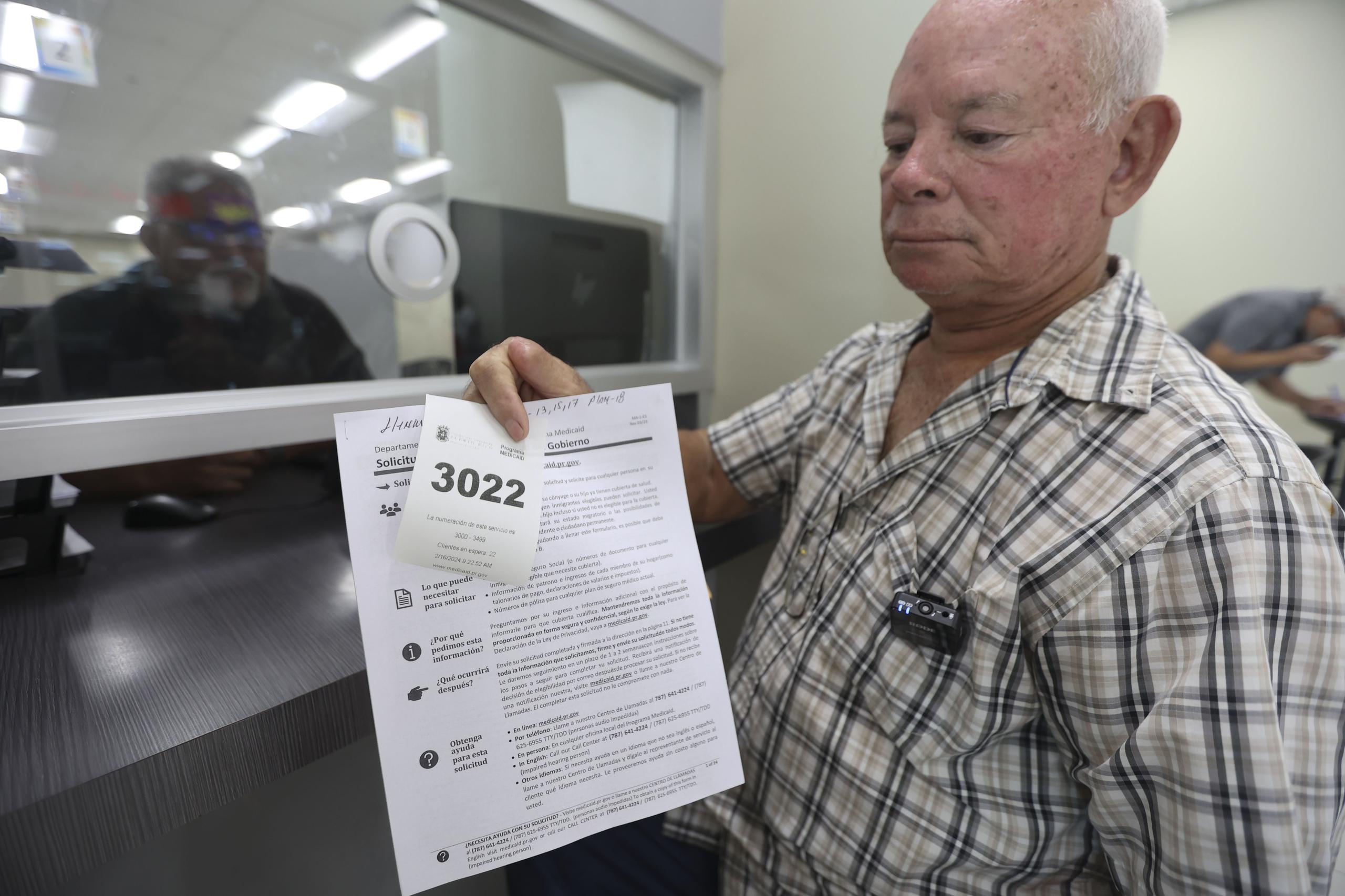 Luis Meléndez Luna, de 69 años, que acudió a las oficinas ubicadas en El Cantón Mall de Bayamón a solicitar el beneficio por primera vez.