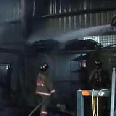 Autoridades atienden incendio fábrica