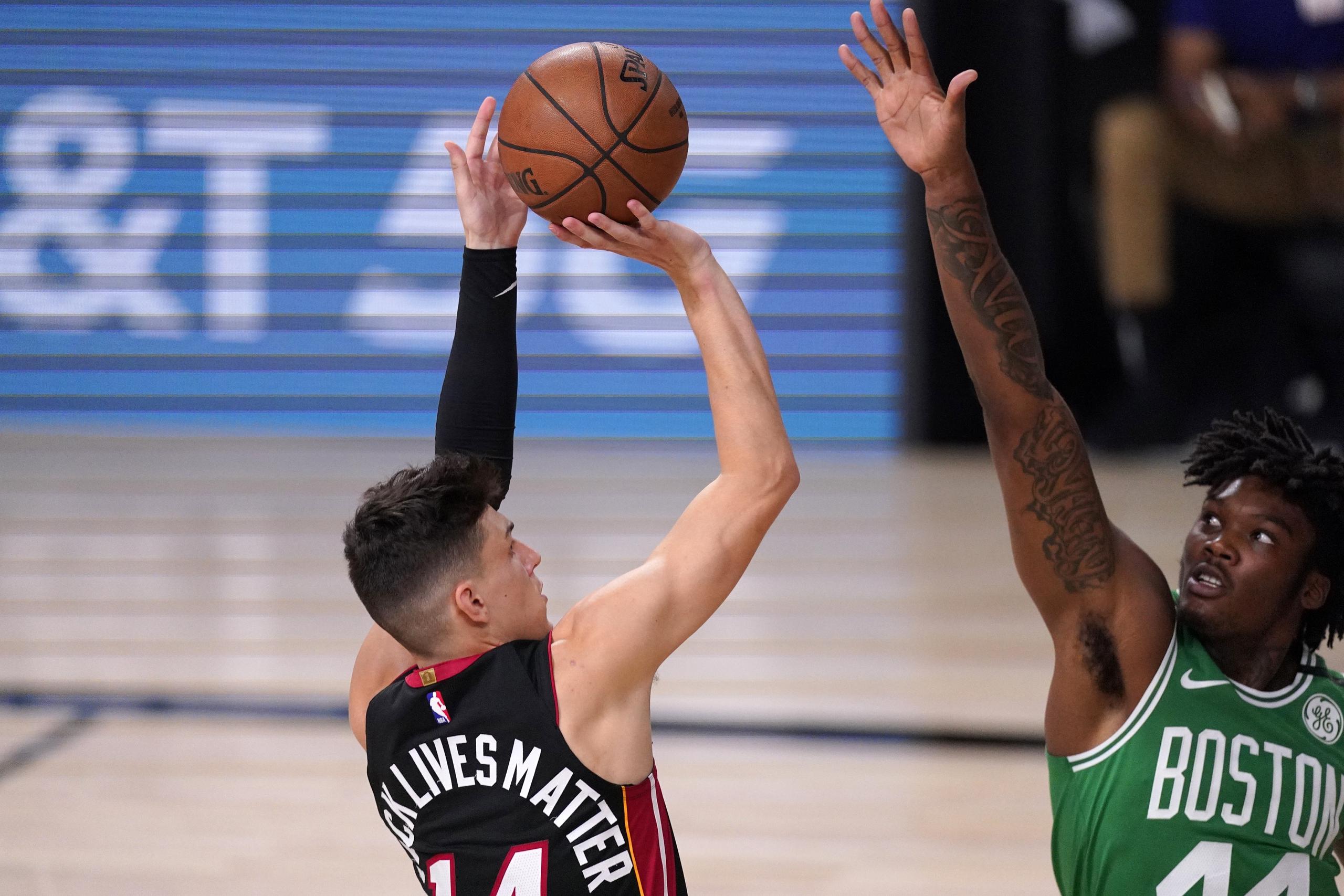 Tyler Herro, del Heat de Miami, lanza el balón ante la defensa de Robert Williams III, de los Celtics de Boston, en el cuarto juego de las finales de la Conferencia Este de la NBA.