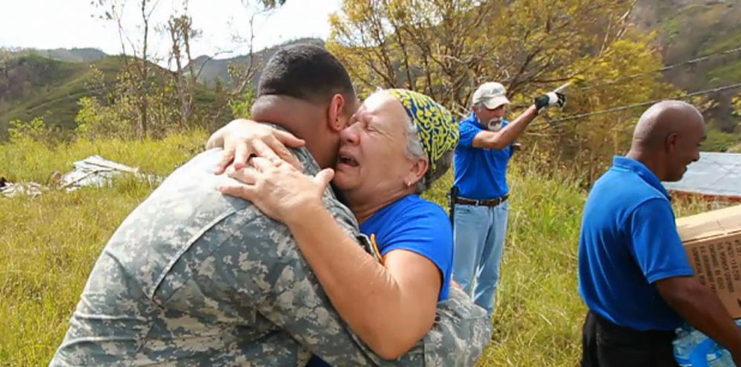 Una mujer llora de agradecimiento mientras abraza a un soldado que le llevó suministros en helicóptero. (alex.figueroa@gfrmedia.com)