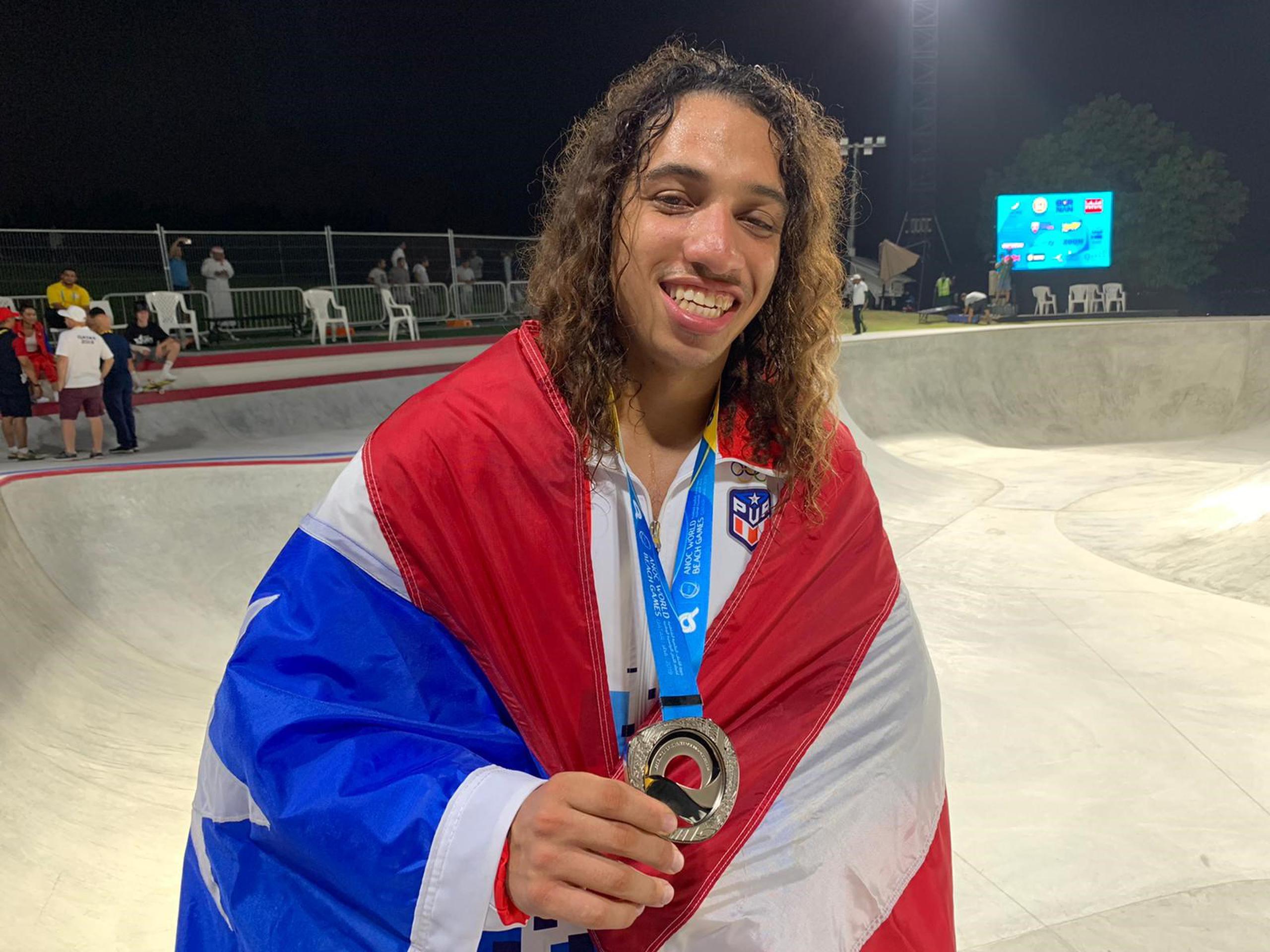 Steven Piñeiro sostiene la medalla de plata que ganó en Doha, Catar. (Suministrada)