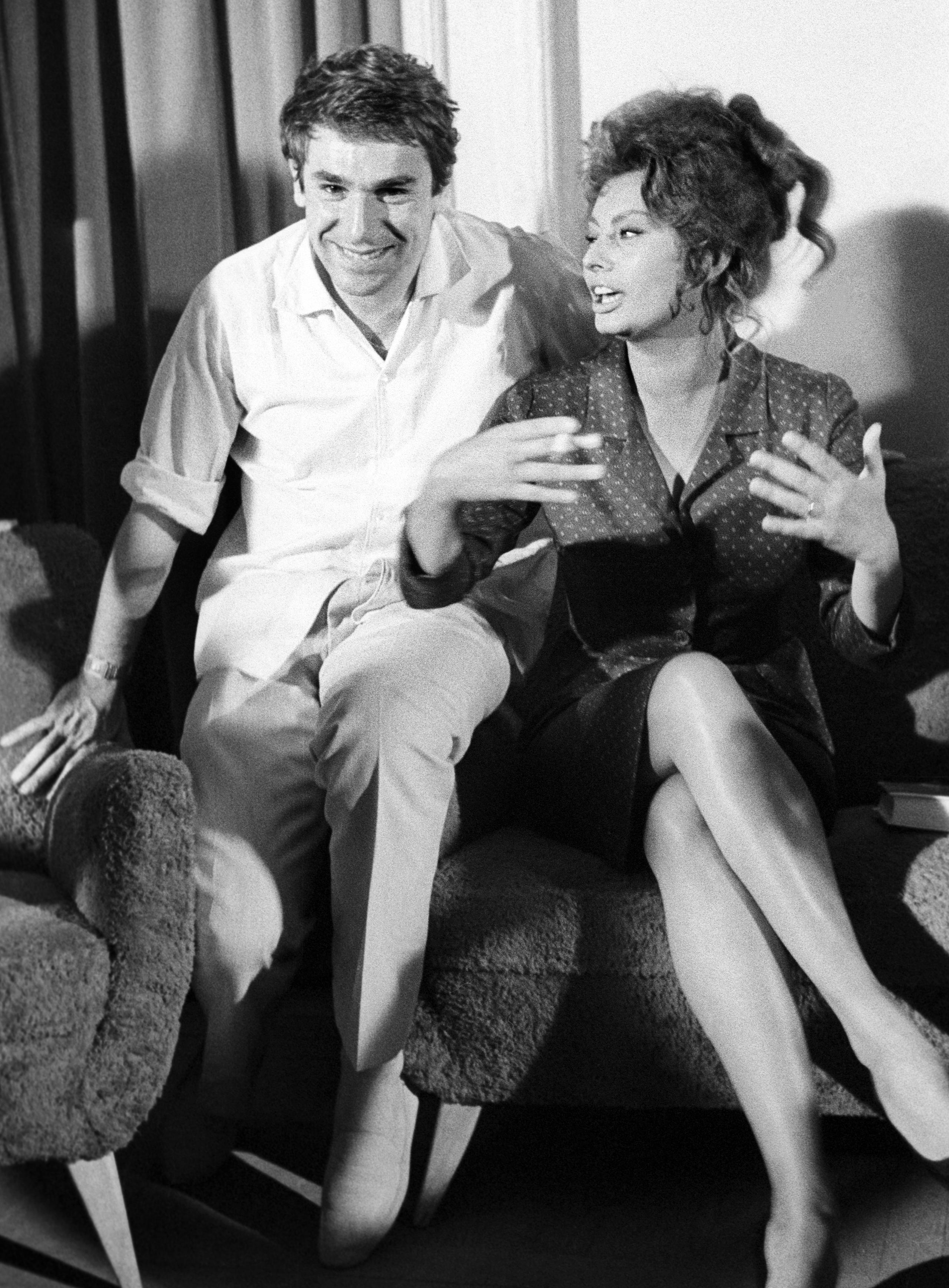 Robert Hossein junto a la actriz italiana Sofía Loren en los estudios de "Sevilla Films" en 1961.