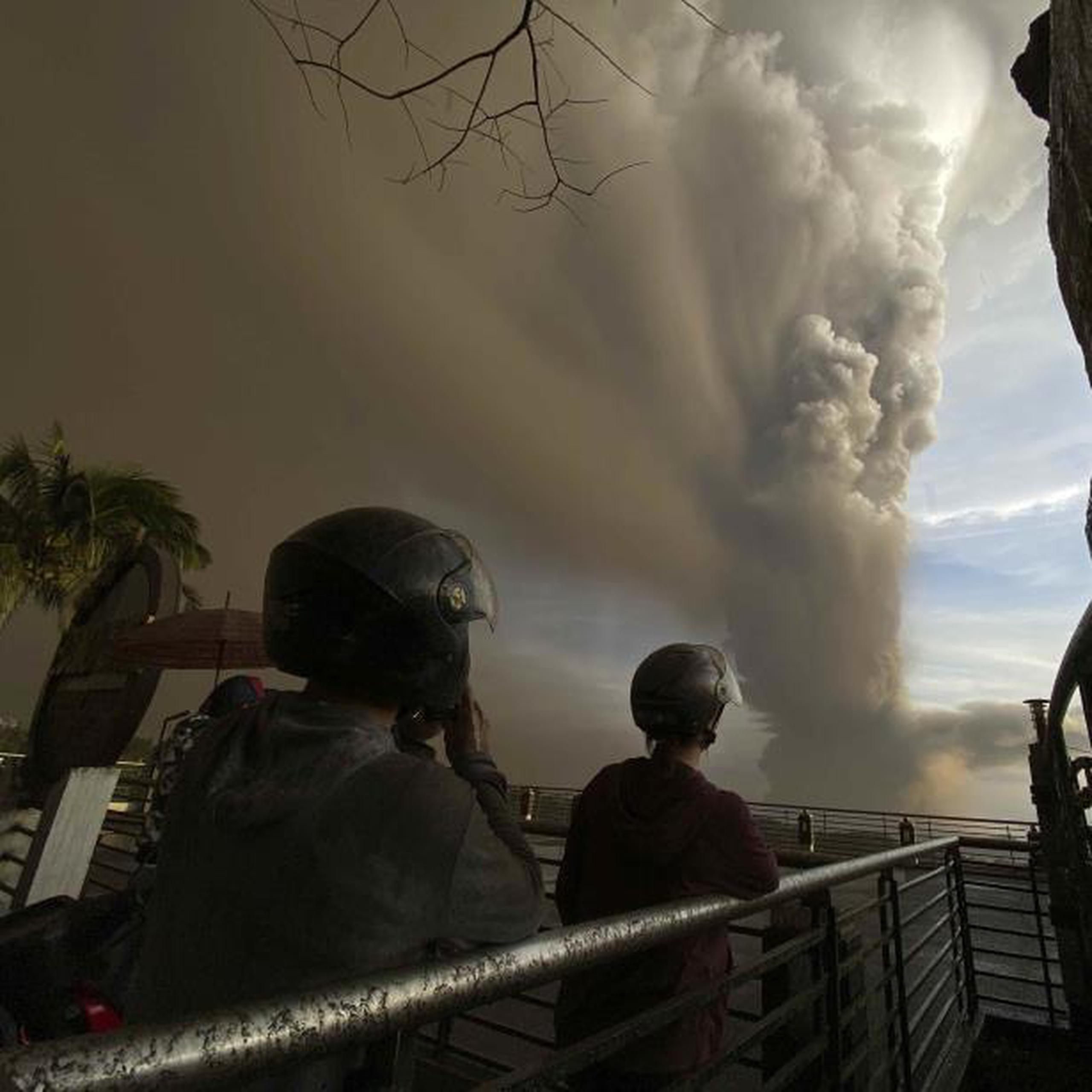 Los expertos advirtieron que la erupción podría empeorar y se hicieron planes para evacuar a cientos de miles de personas más. (AP)