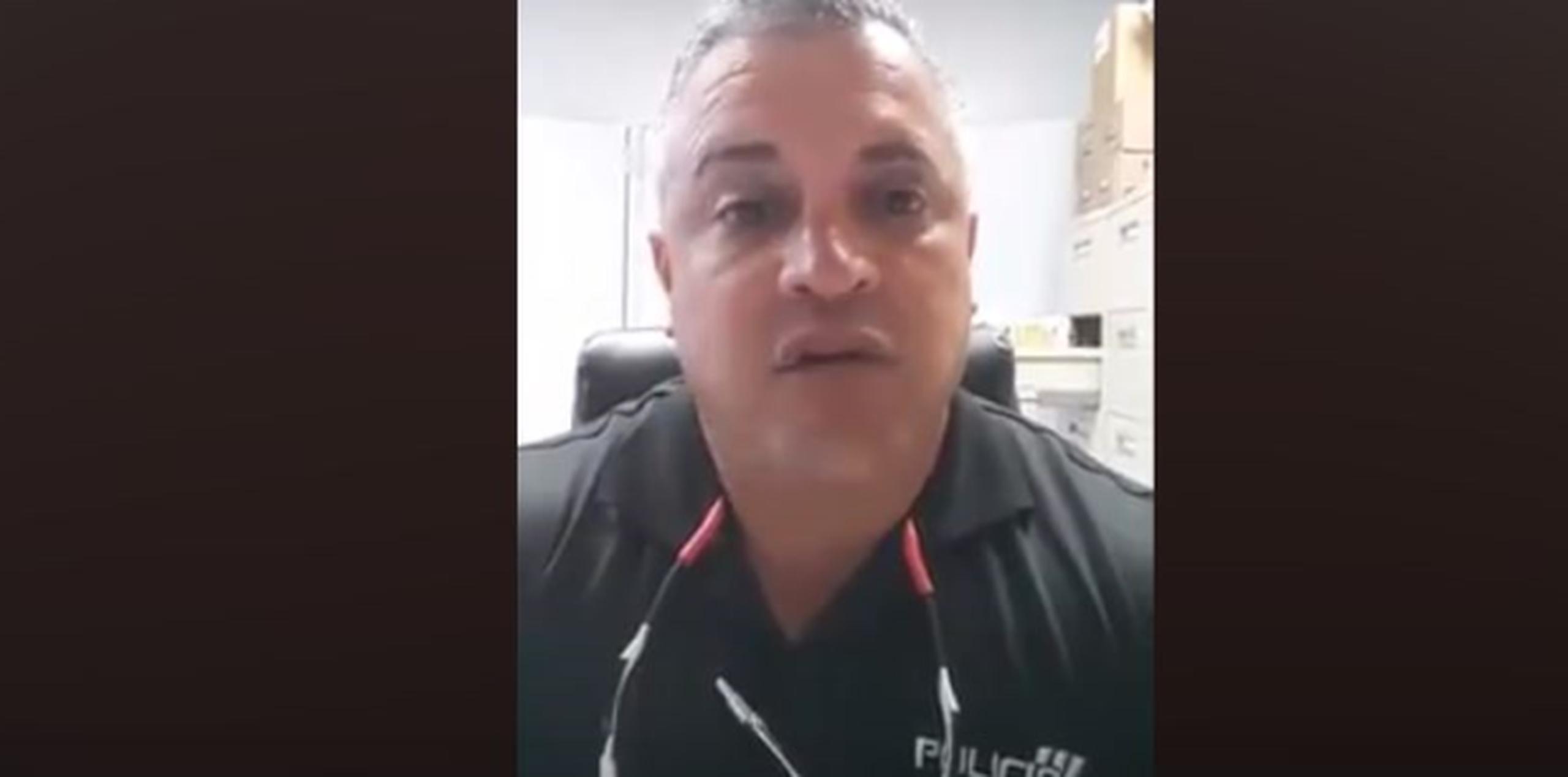 La problemática en Corozal de sujetos sospechoso merodeando casas simulando vender bizcochos cesó luego del video en Facebook del agente Juan Rivera Fernández. (facebook)