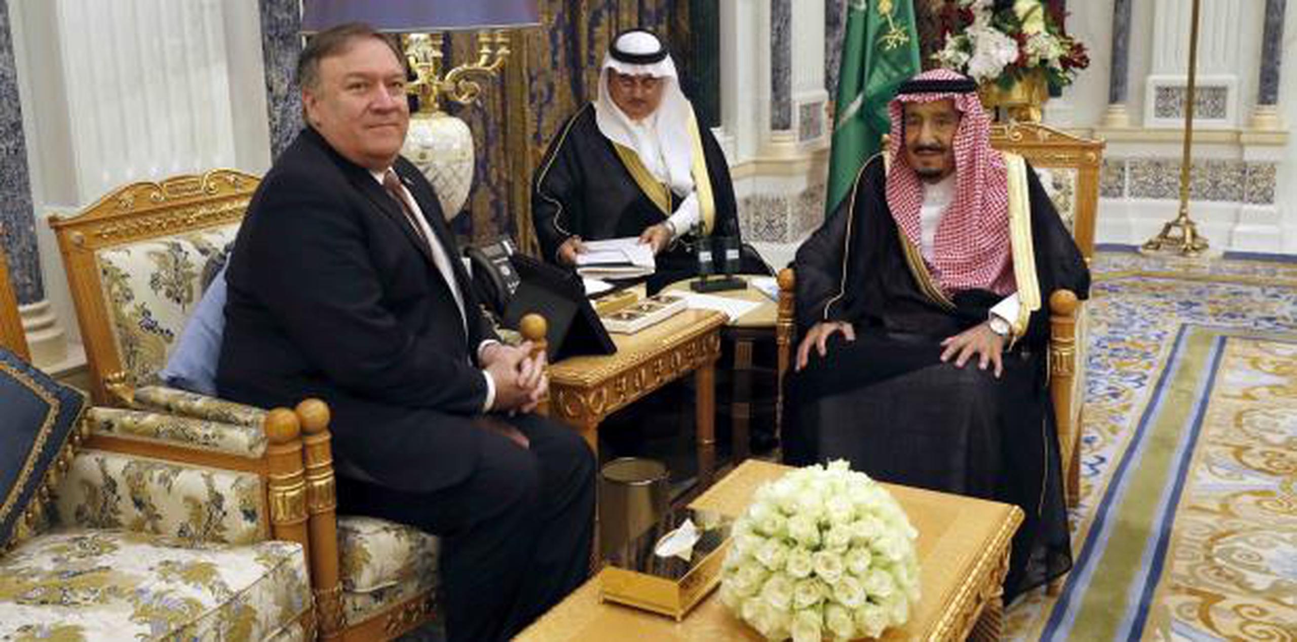 El rey Salman bin Abdulaziz Al Saud posa con el secretario de Estado, Mike Pompeo. (AP)