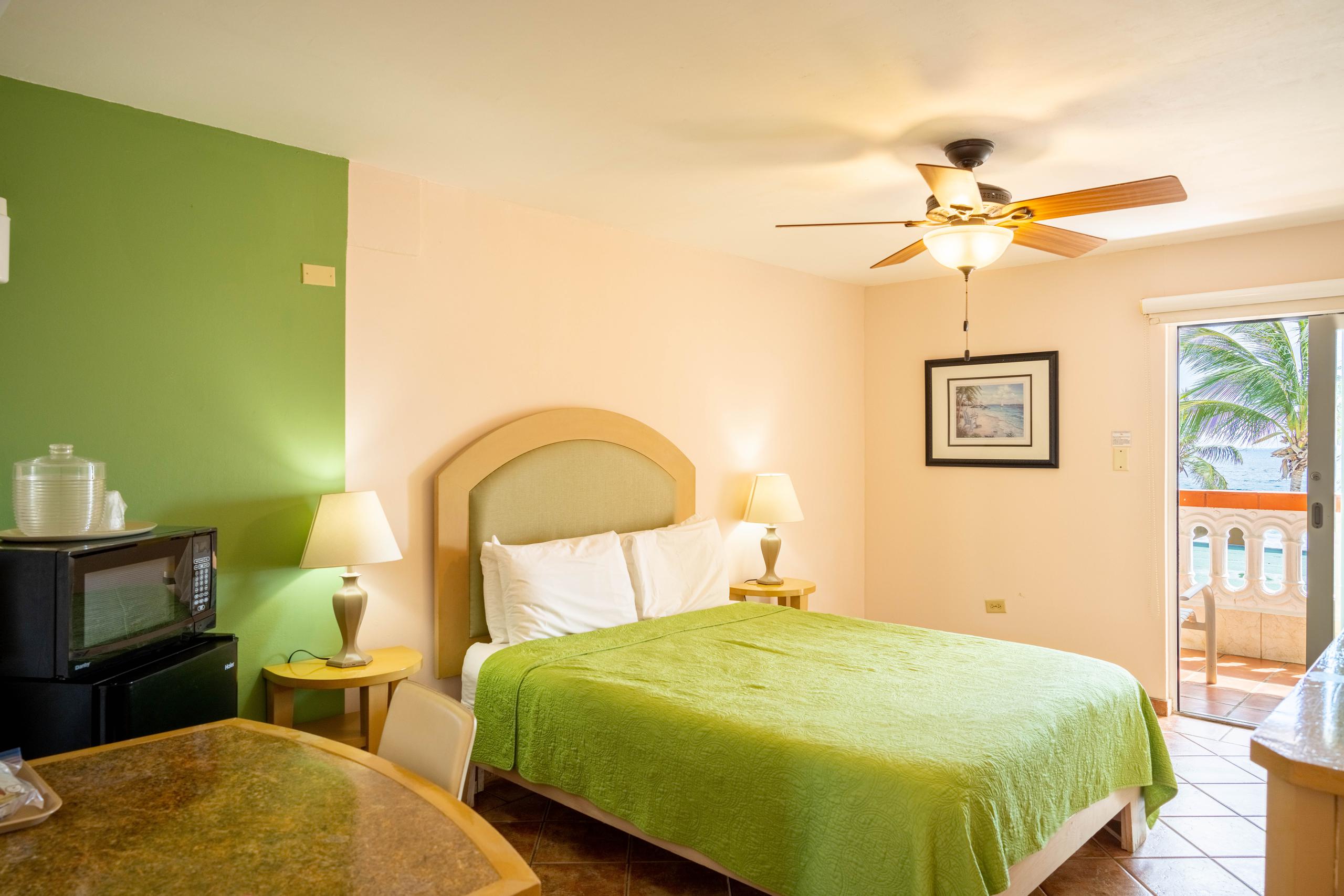 La hospedería cuenta con habitaciones con una o dos camas o suites de dos y tres habitaciones.